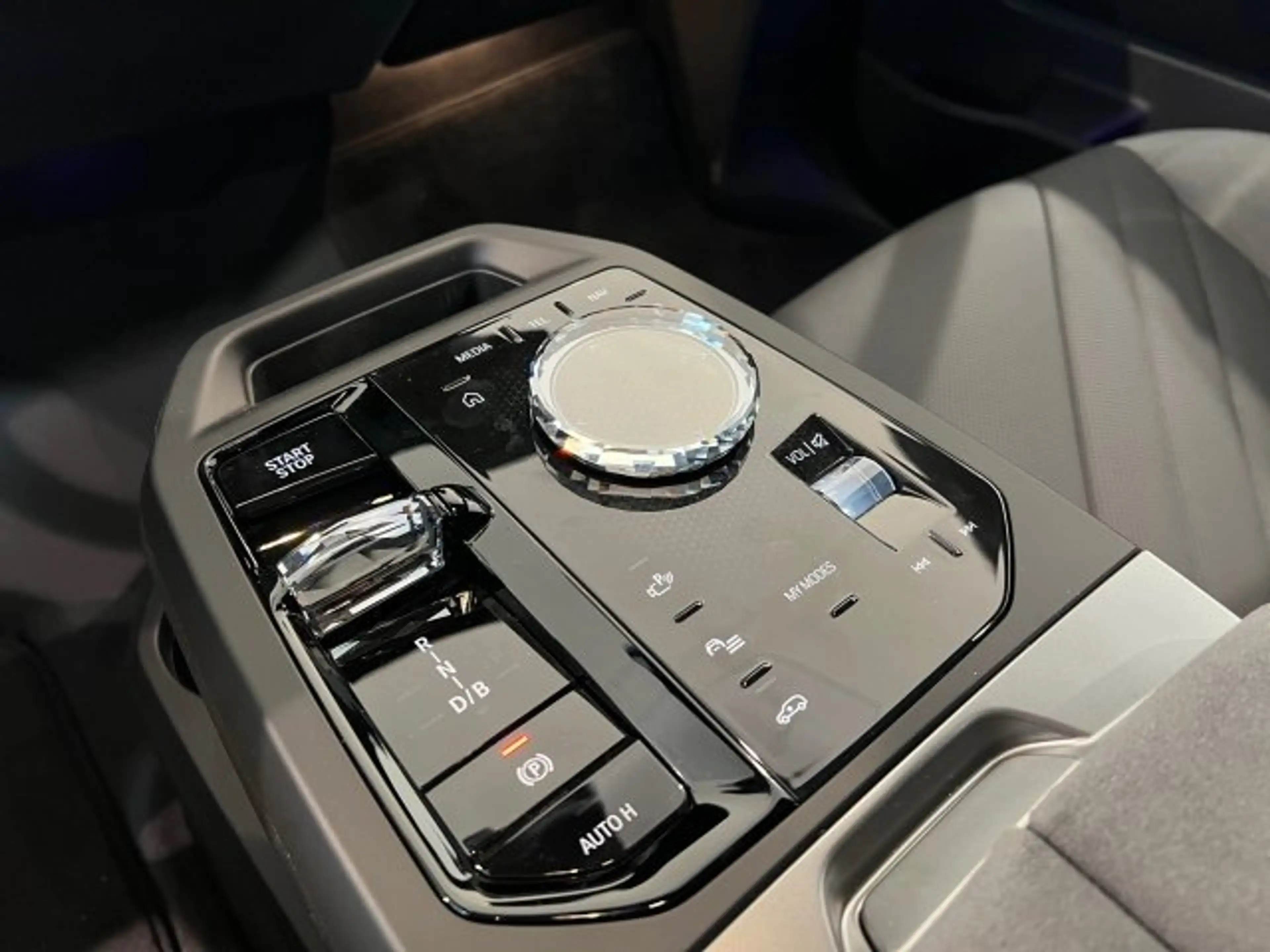 BMW iX xDrive45 — photo 15