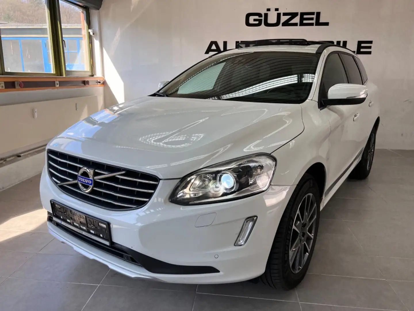 Volvo XC60 Summum/AUT/NAVI/XENON/SPUR/TOT/KAM/PANO/HUD Weiß - 1