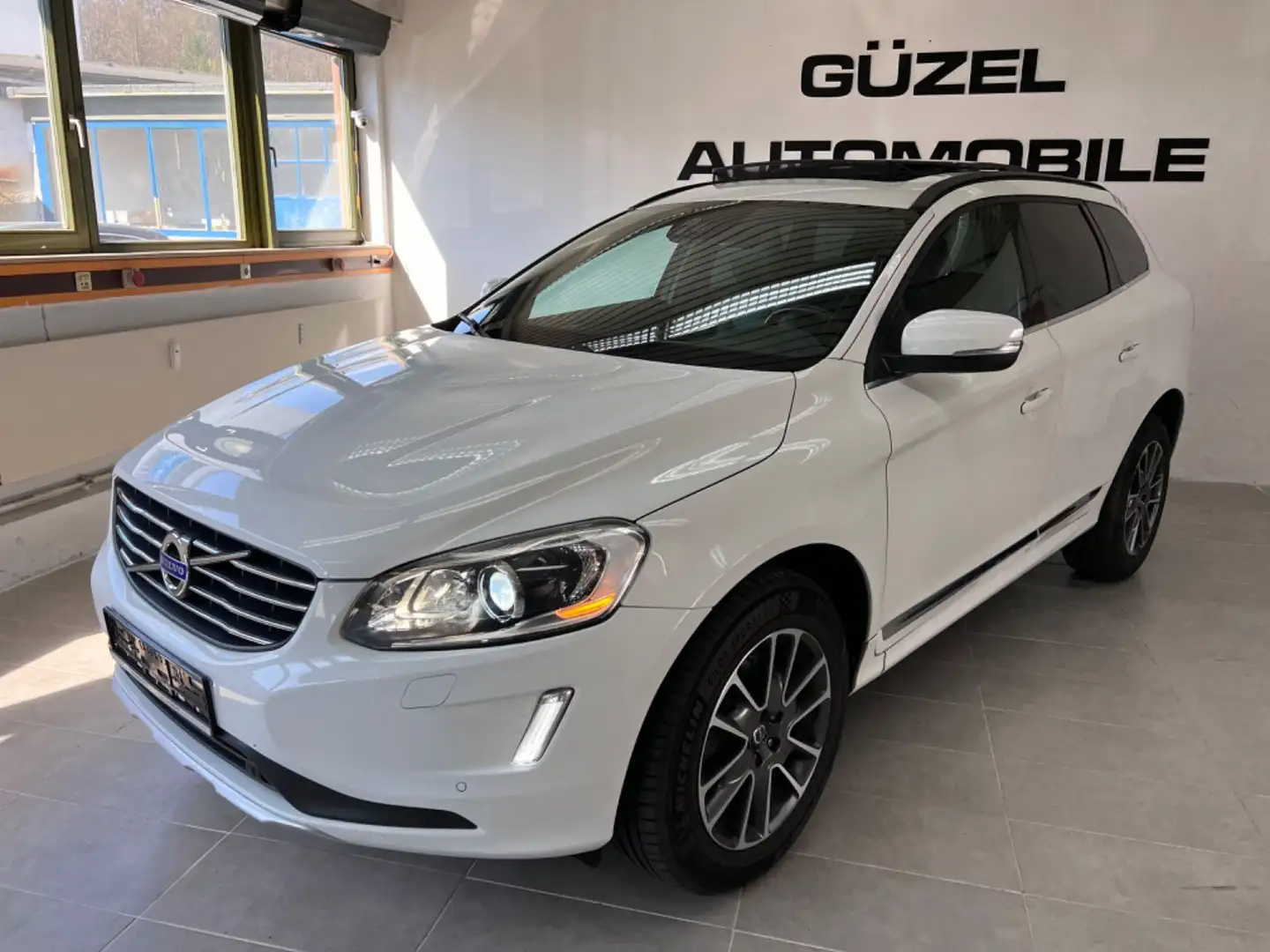 Volvo XC60 Summum/AUT/NAVI/XENON/SPUR/TOT/KAM/PANO/HUD Weiß - 2