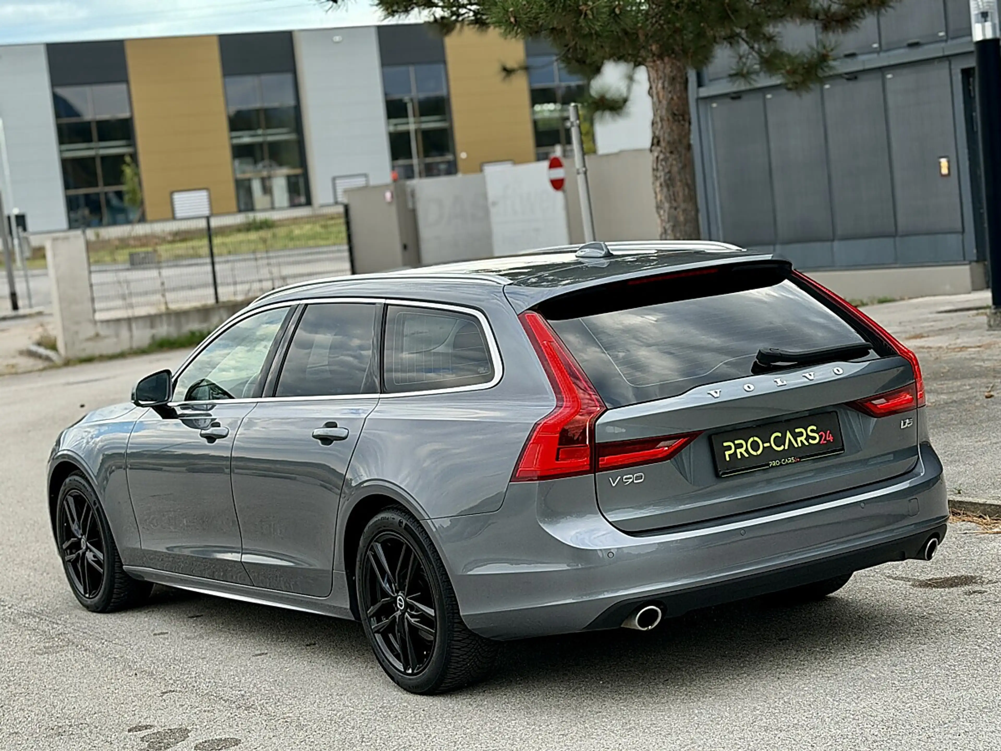 Volvo V90 D4 Momentum // Geartronic // GARANTIE // LEDER — photo 12