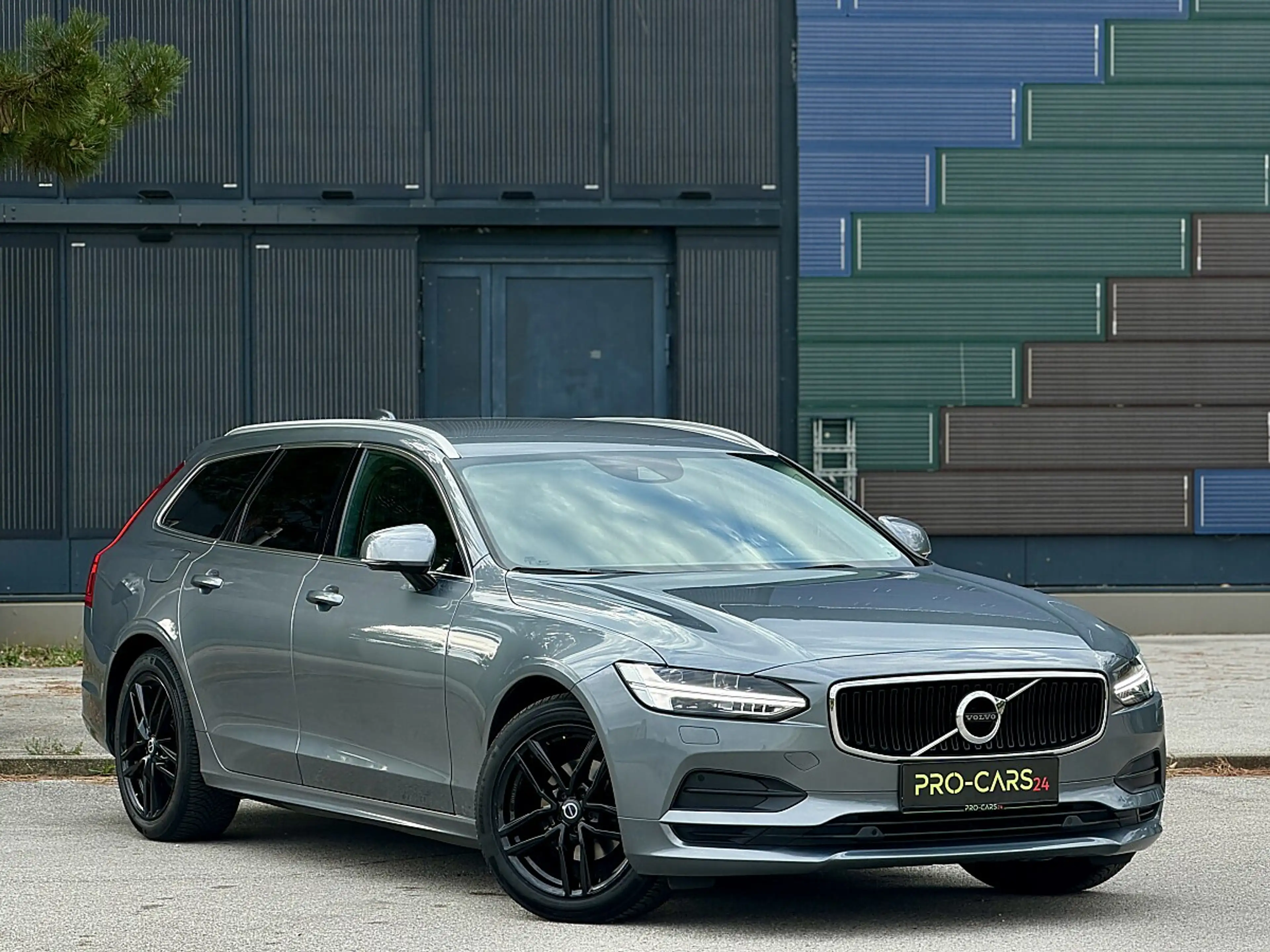Volvo V90 D4 Momentum // Geartronic // GARANTIE // LEDER — photo 3