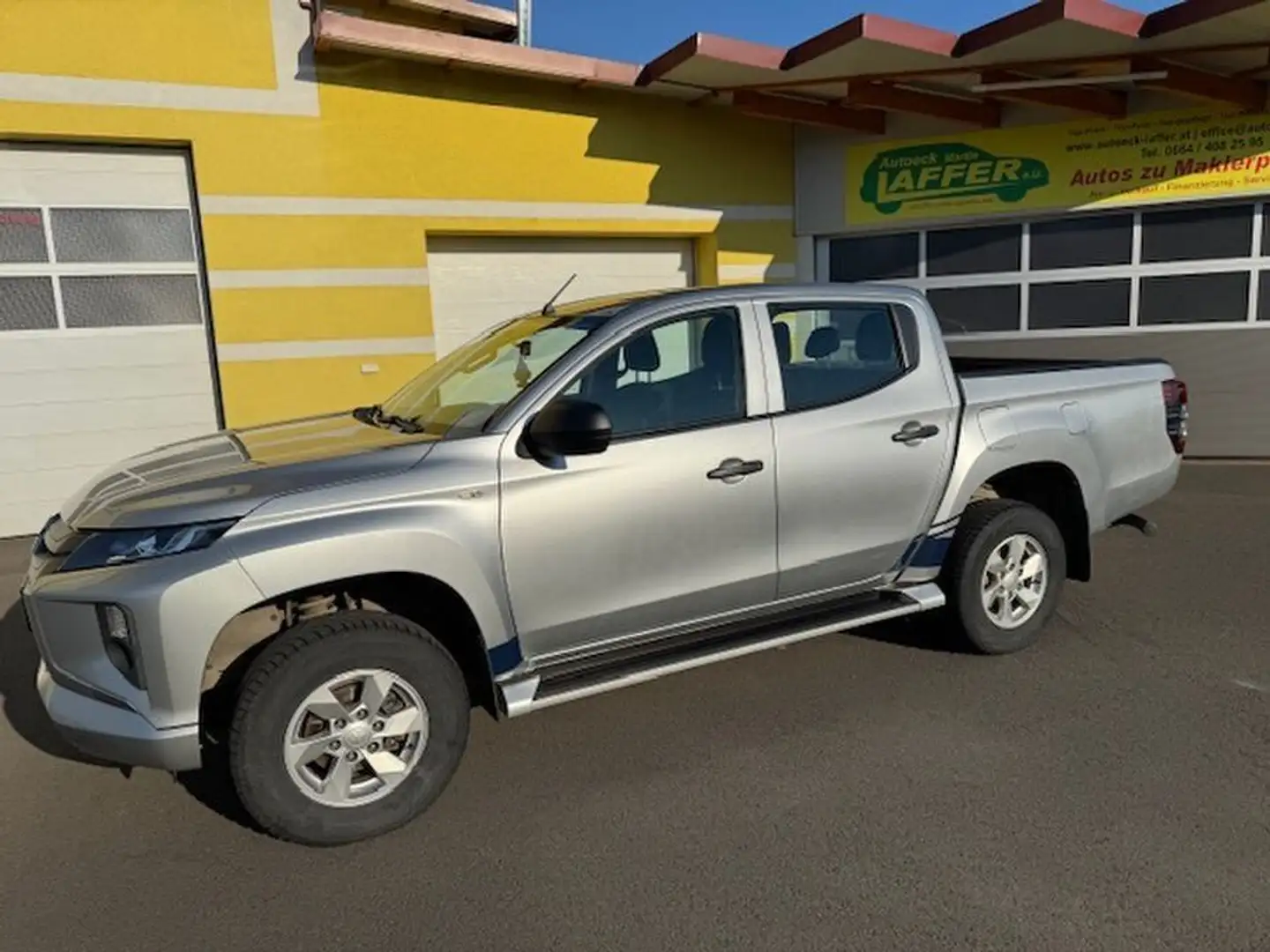 Mitsubishi L200 2.2 Club Cab 4WD nur 67500km!! inkl. Ust!! Silber - 2