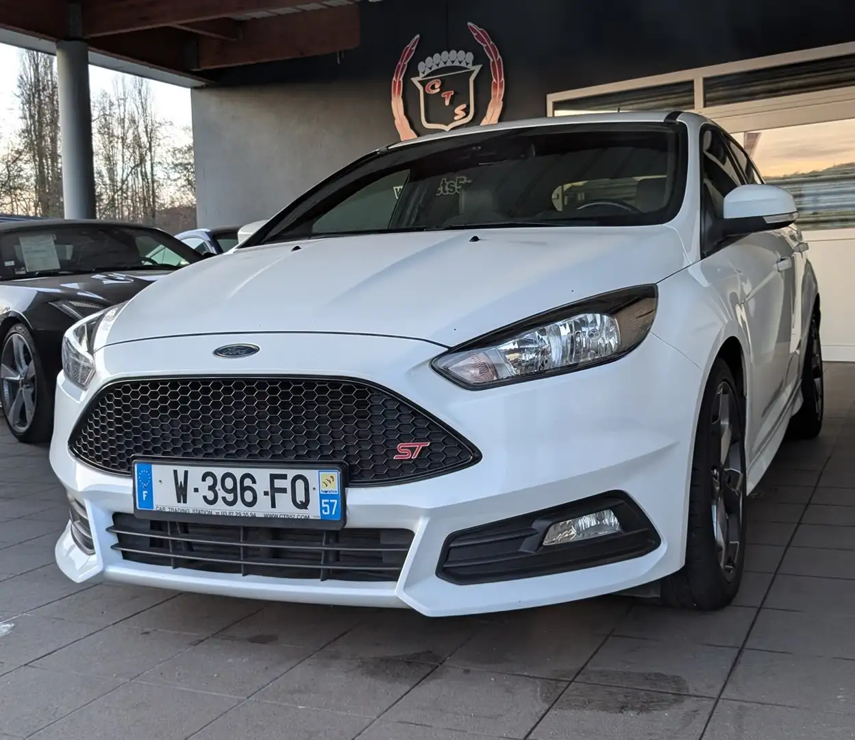 Ford Focus 2.0 ECOBOOST 250CH STOP\u0026START ST Weiß - 1