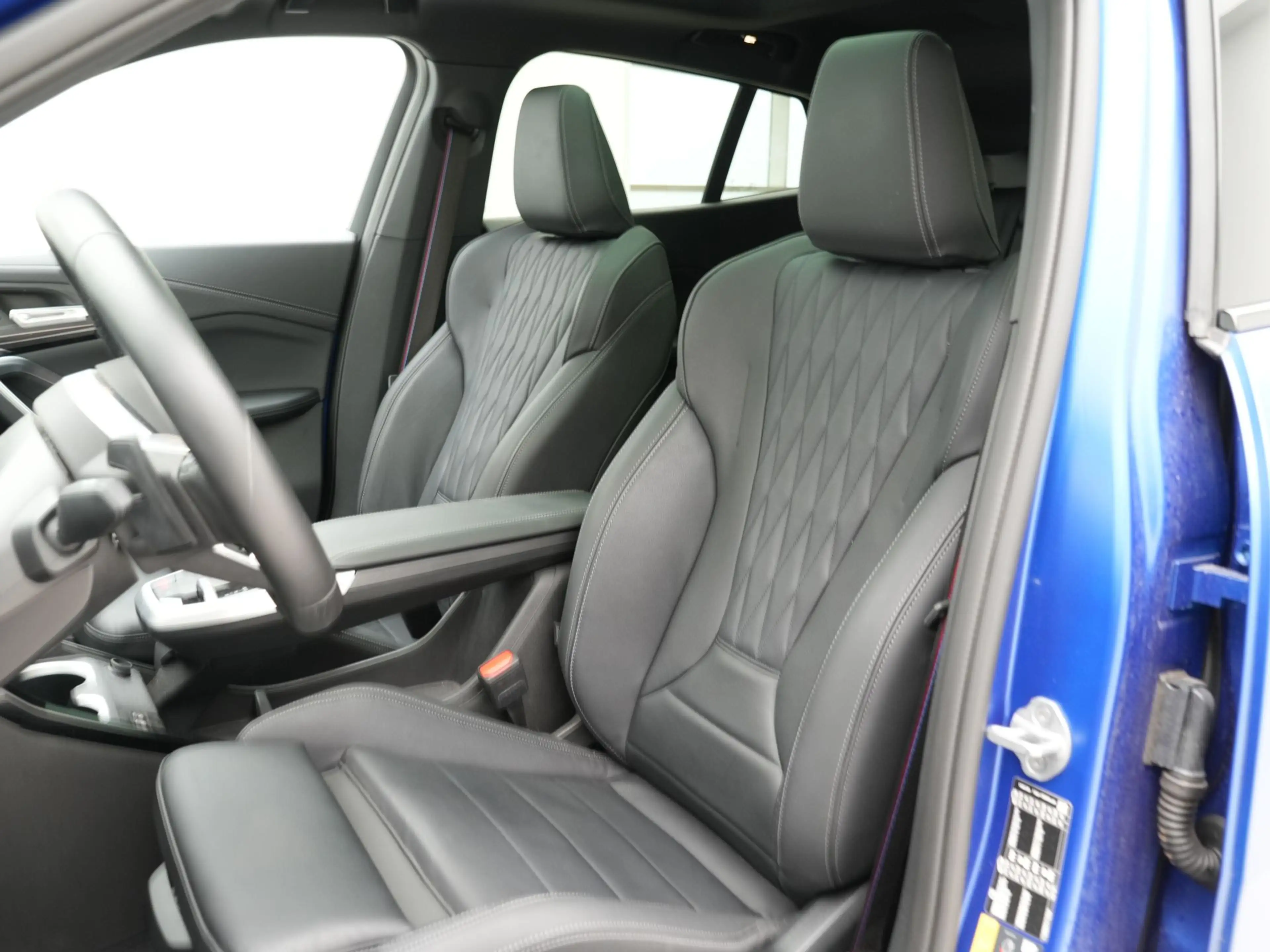 BMW iX2 eDrive20 67 kWh SoH 100% — photo 4