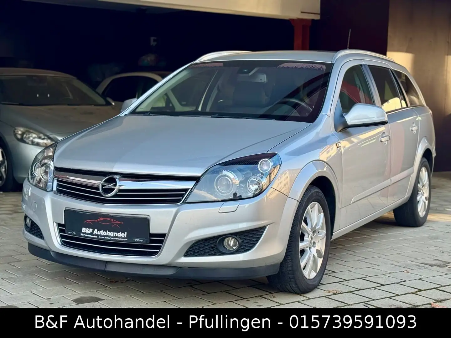 Opel Astra H 1.6 Caravan Innovation Automatik Silber - 1