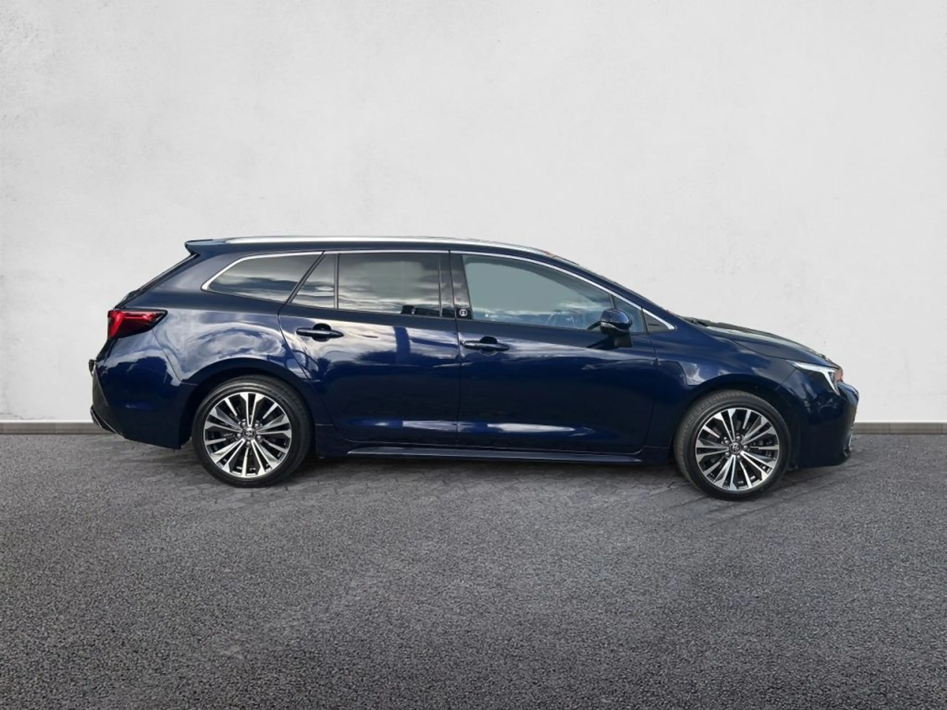 Toyota Corolla 2.0 Hybrid Touring Sports Team Deutschland — photo 4
