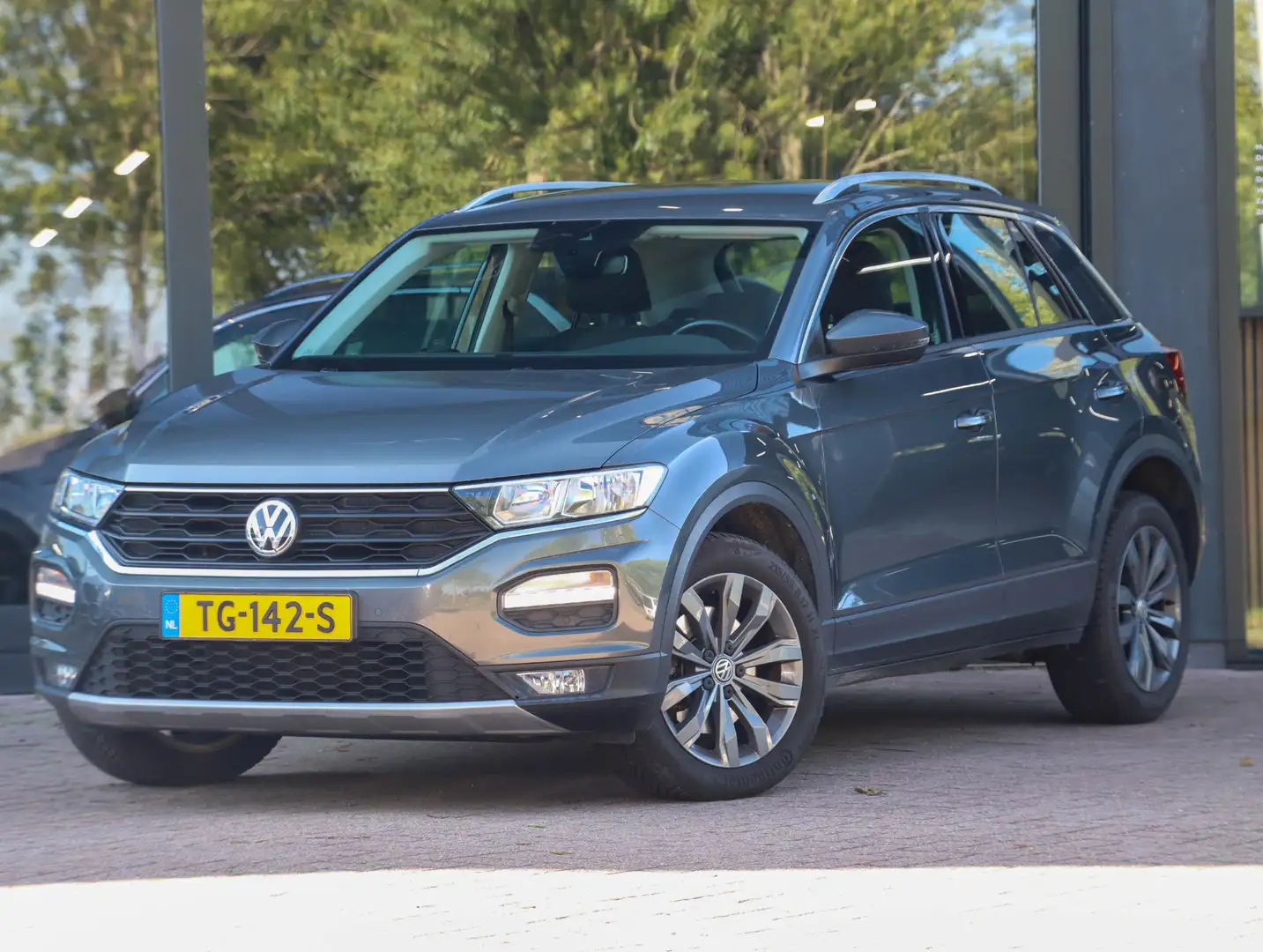 Volkswagen T-Roc 1.0 TSI Style 115pk Trekhaak Navigatie Camera Grau - 2