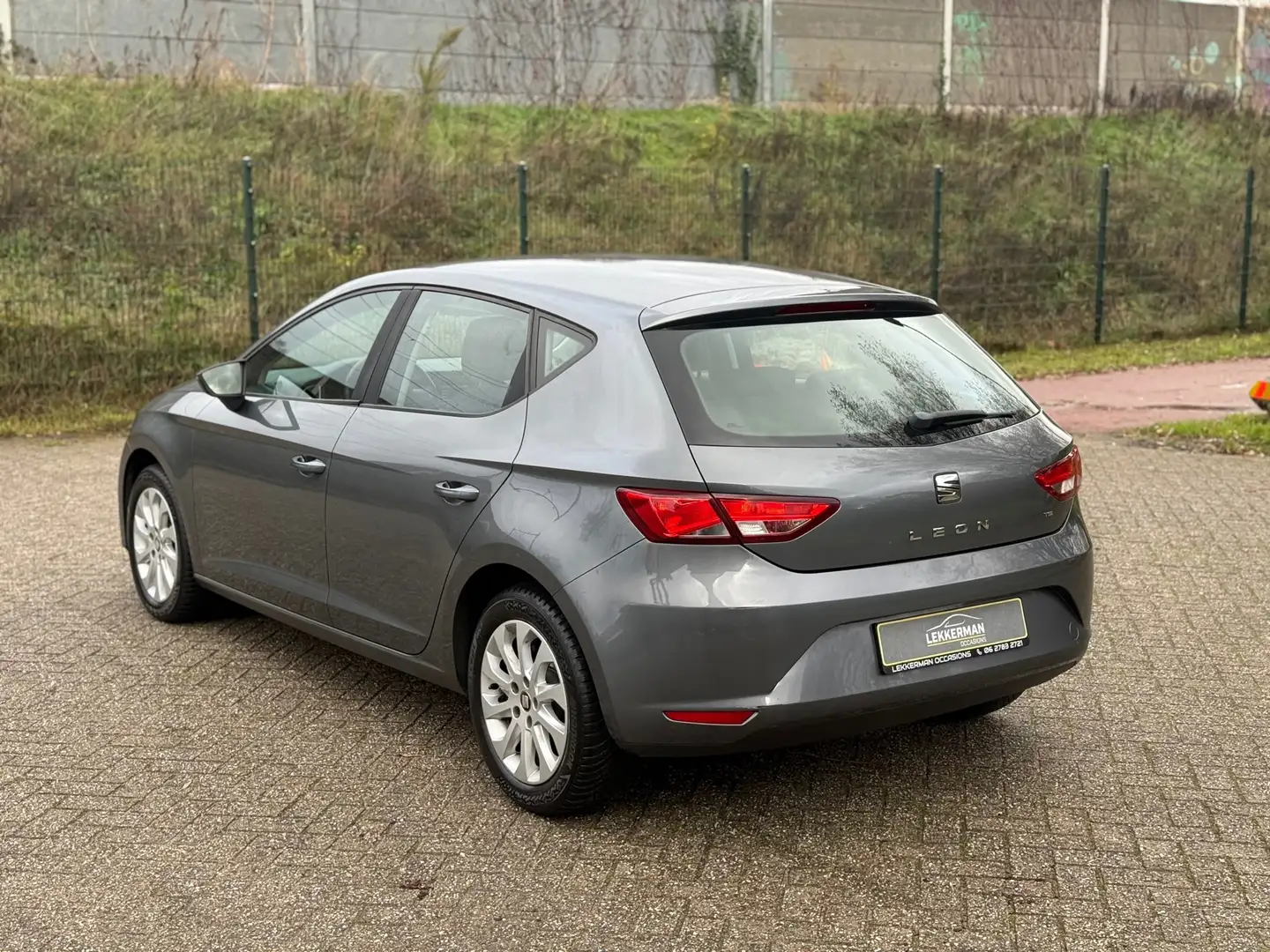 SEAT Leon 1.2 TSI Style Business I CRUISE I BLUETOOTH I CLIM Grijs - 2