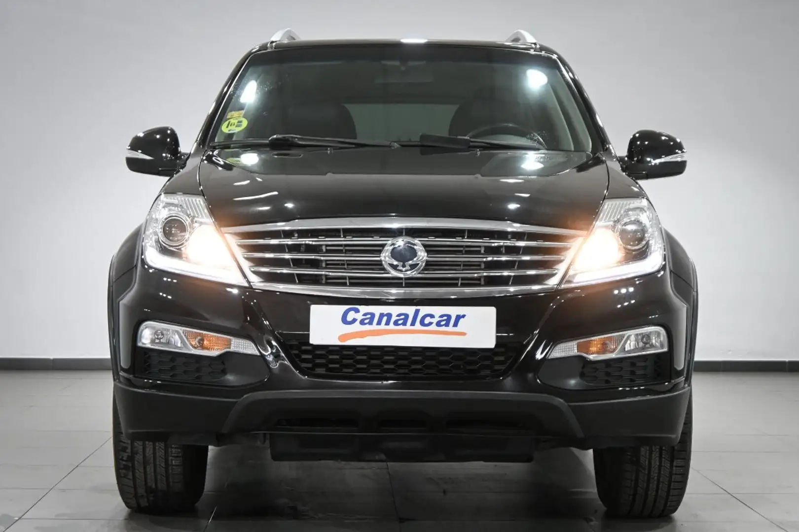 SsangYong Rexton W 200 e-Xdi Premium 4x2 Чорний - 2