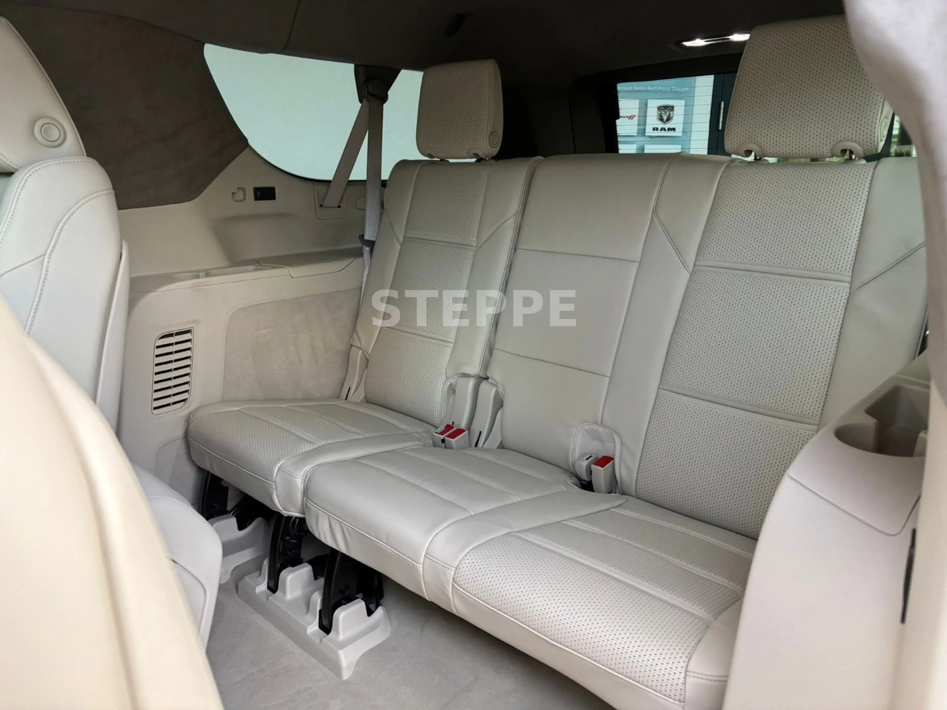 Cadillac Escalade MY26 6.2 V8 ESV  Platinum Luxury 24" — photo 11