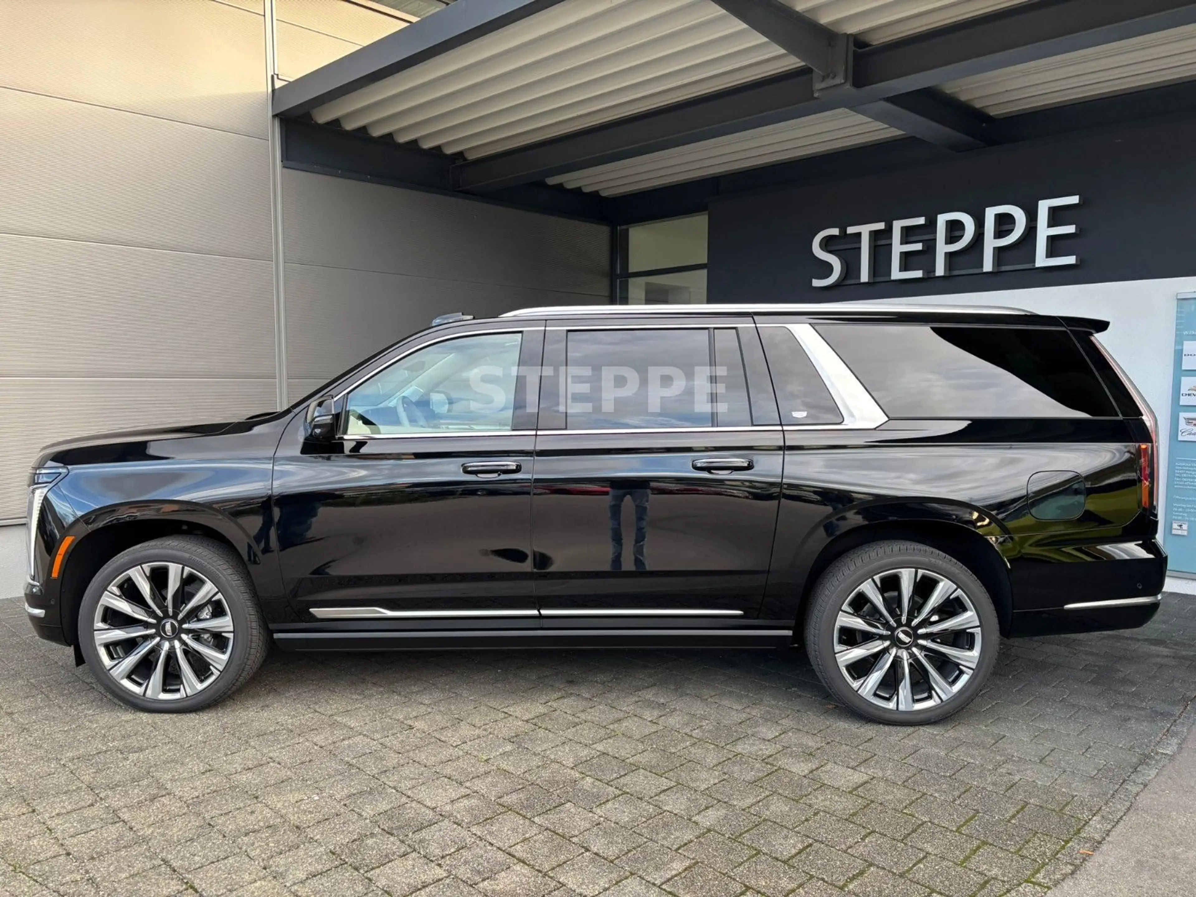 Cadillac Escalade MY26 6.2 V8 ESV  Platinum Luxury 24" — photo 3
