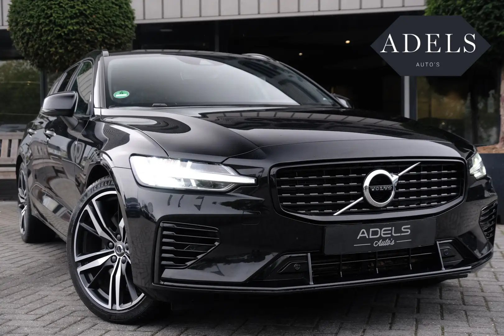 Volvo V60 2.0 T6 Plug-in hybrid AWD Long Range Plus Dark R-D Zwart - 1