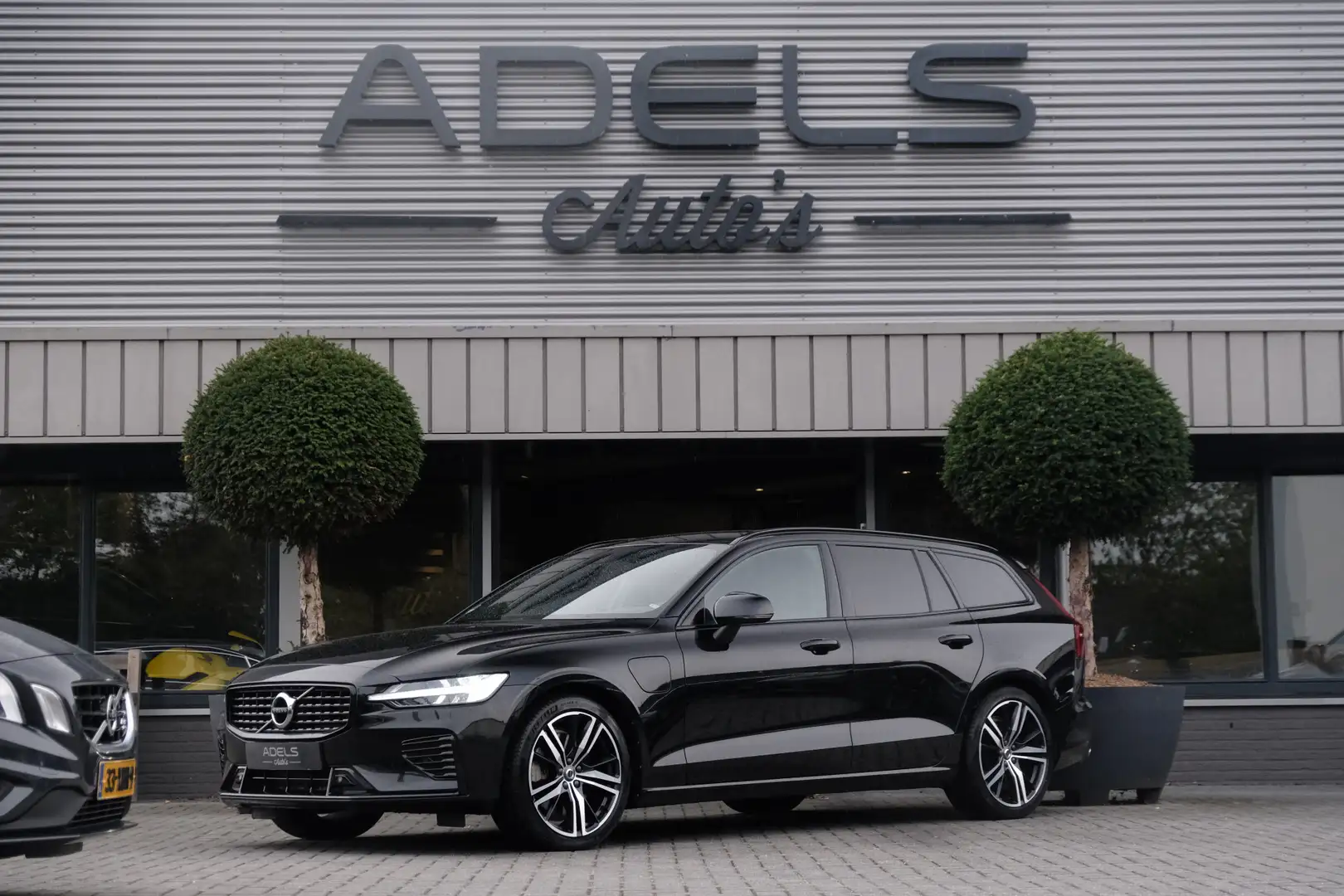 Volvo V60 2.0 T6 Plug-in hybrid AWD Long Range Plus Dark R-D Zwart - 2