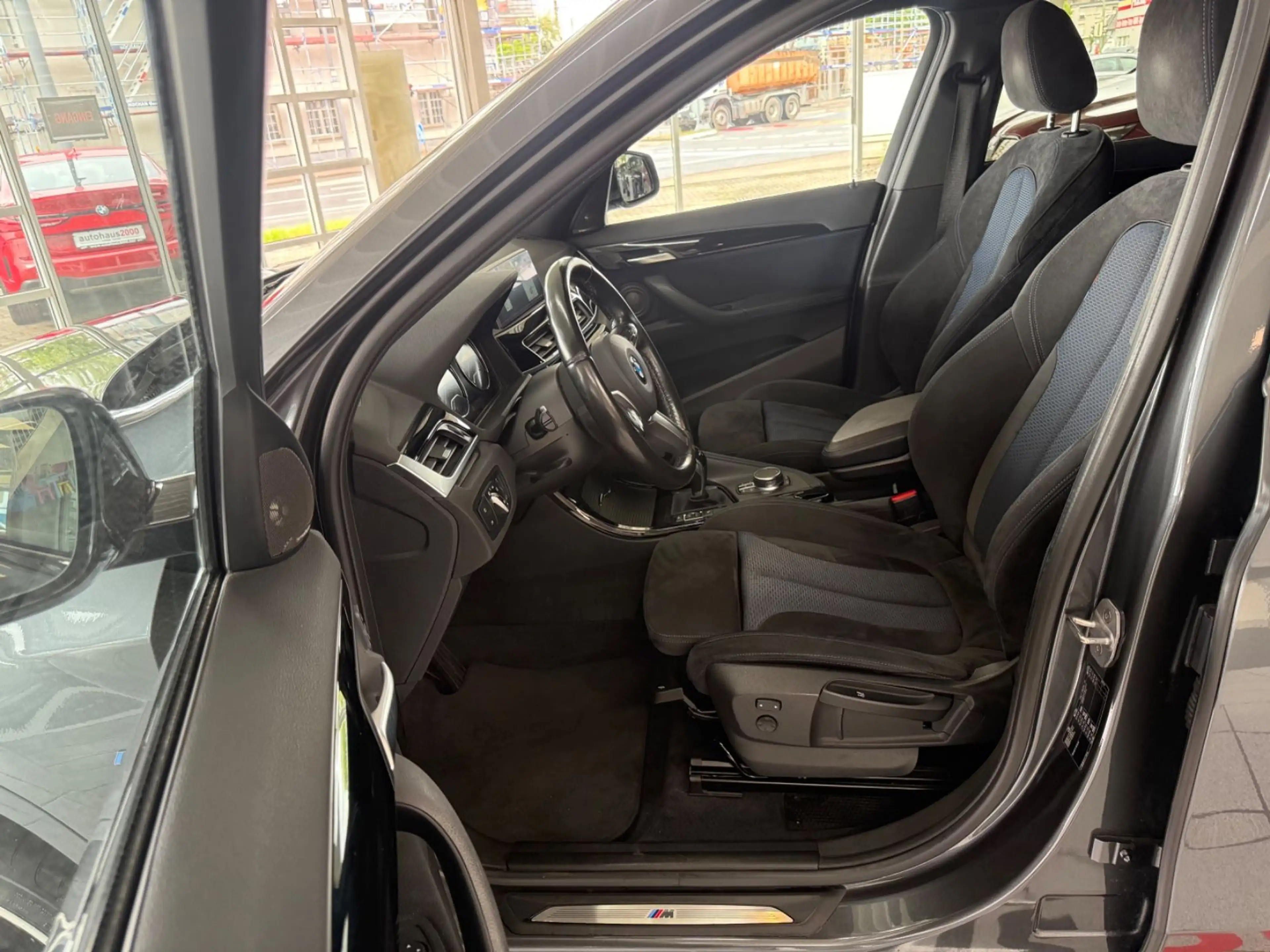 BMW X1 sDrive 20i M Sportpaket LED/CAM/HUD/AHK — photo 7