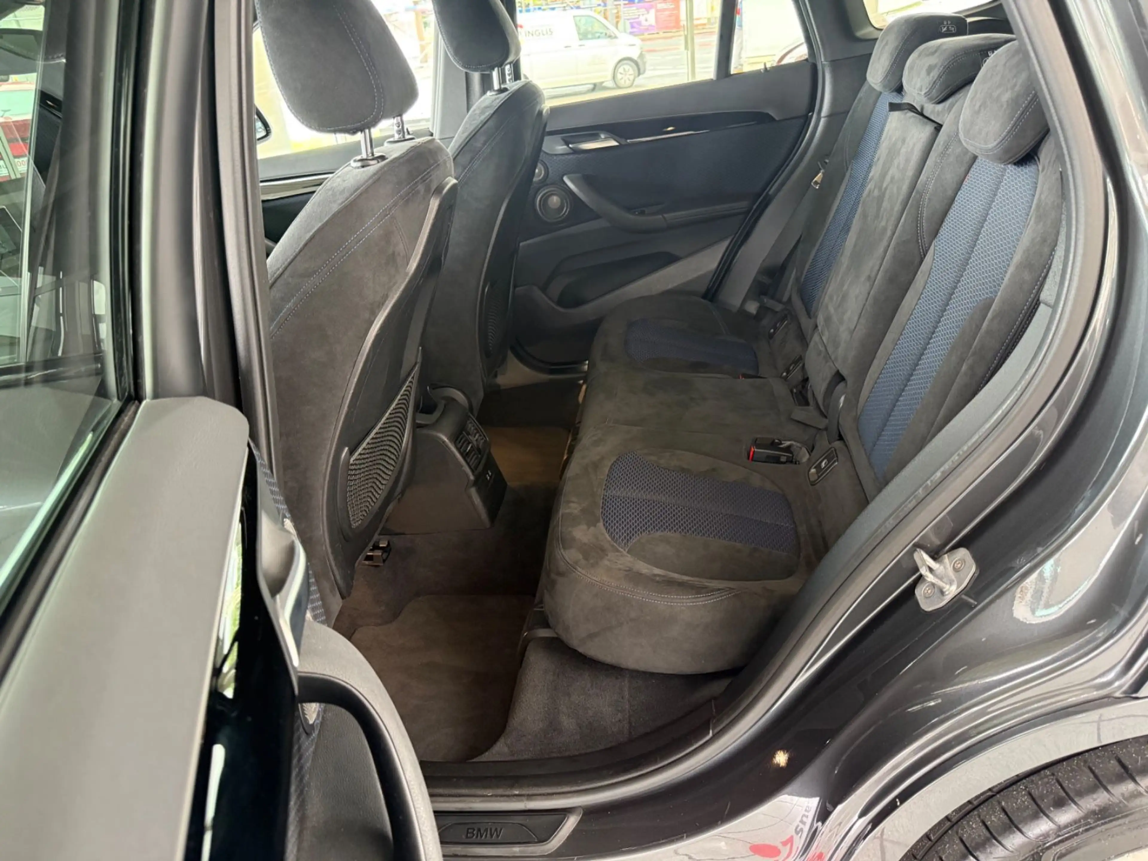 BMW X1 sDrive 20i M Sportpaket LED/CAM/HUD/AHK — photo 11