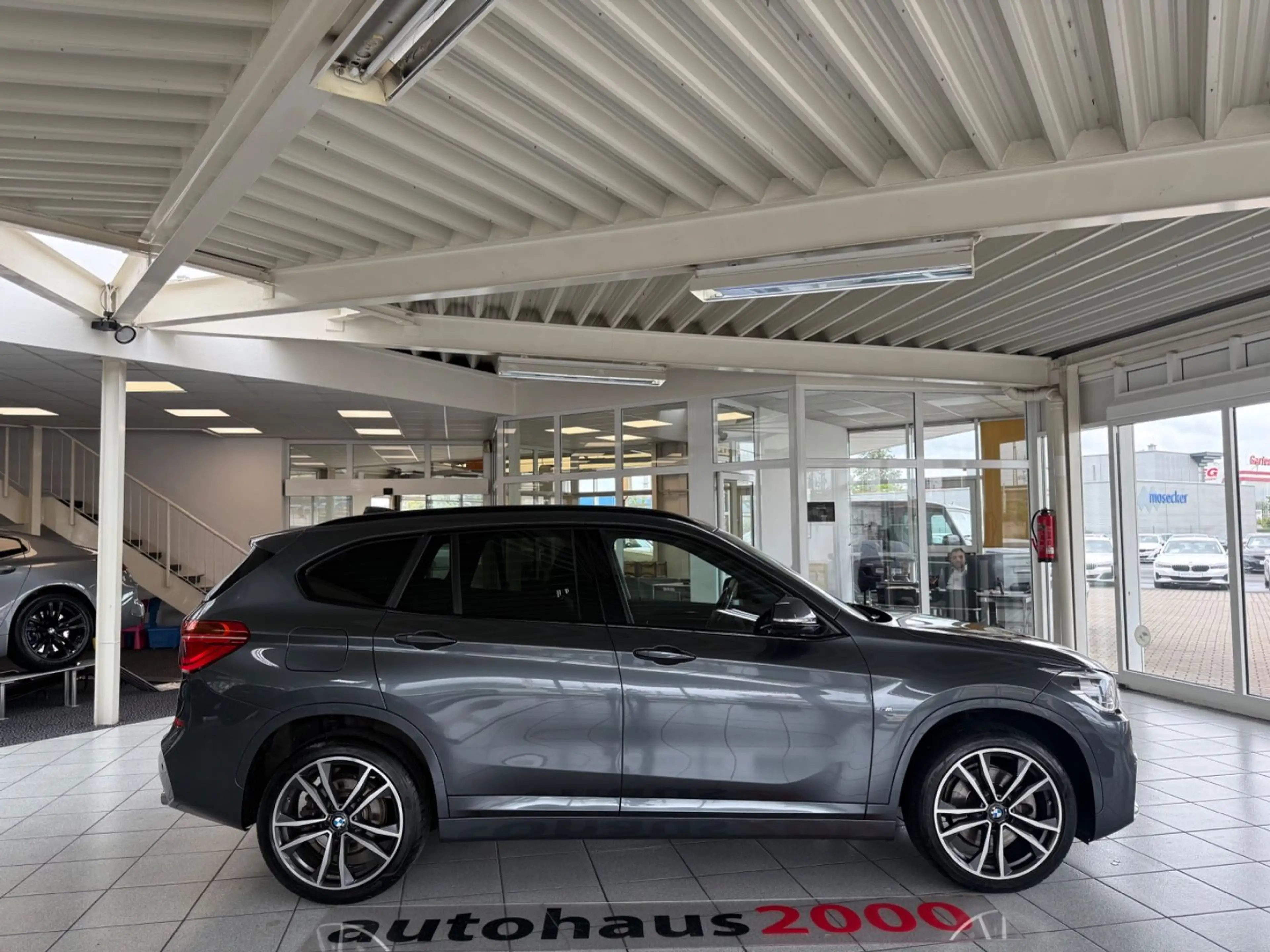 BMW X1 sDrive 20i M Sportpaket LED/CAM/HUD/AHK — photo 2