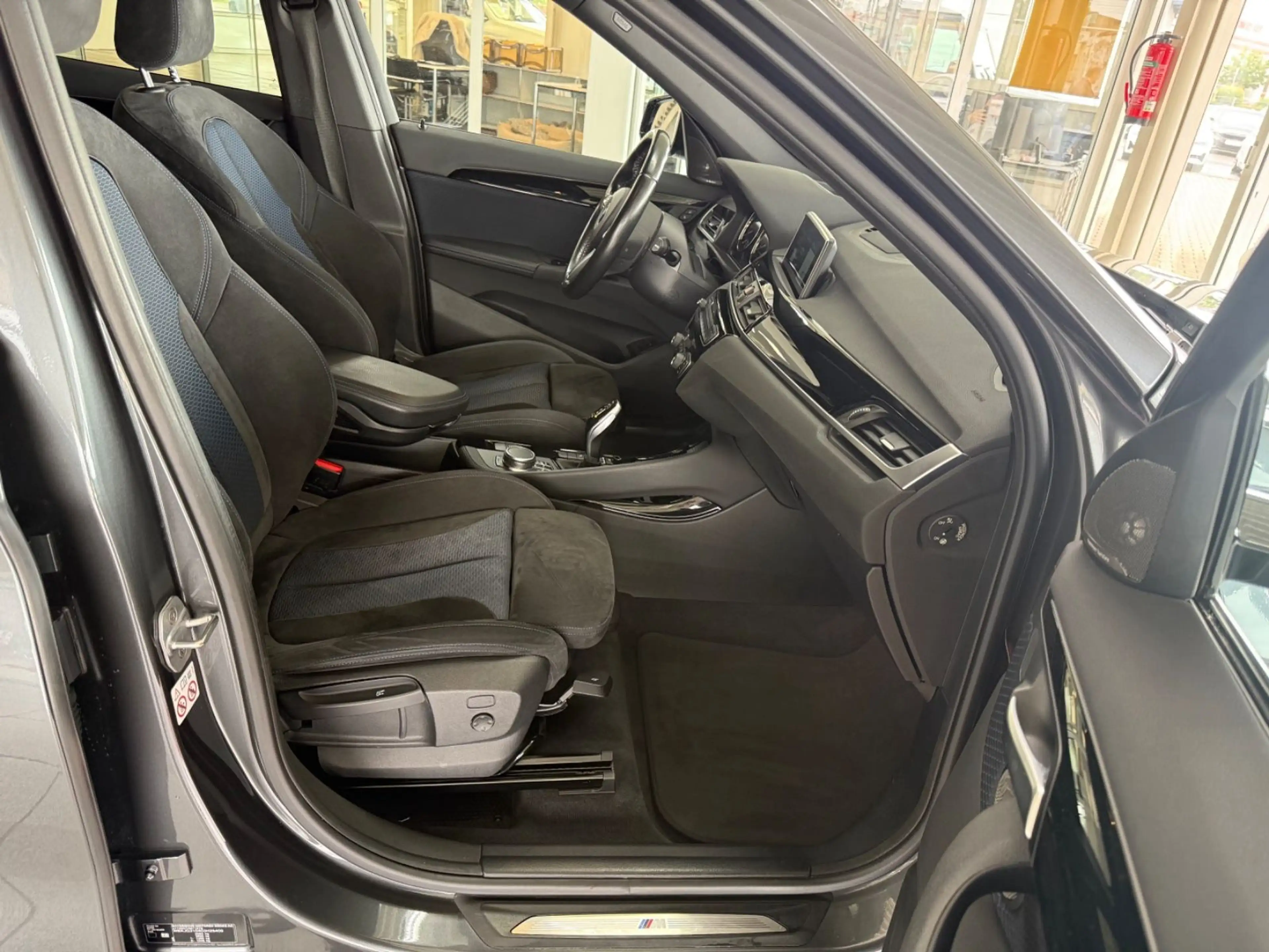 BMW X1 sDrive 20i M Sportpaket LED/CAM/HUD/AHK — photo 9