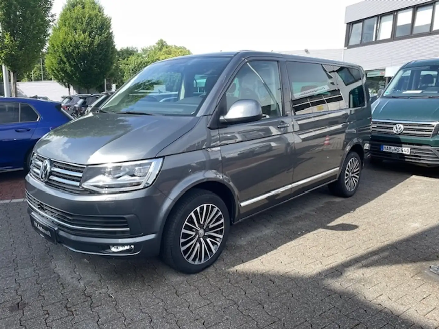 Volkswagen T6.1 Multivan 2.0 TDI DSG JOIN NAVI StandHZG AHK-abnehmbar LED Šedá - 2