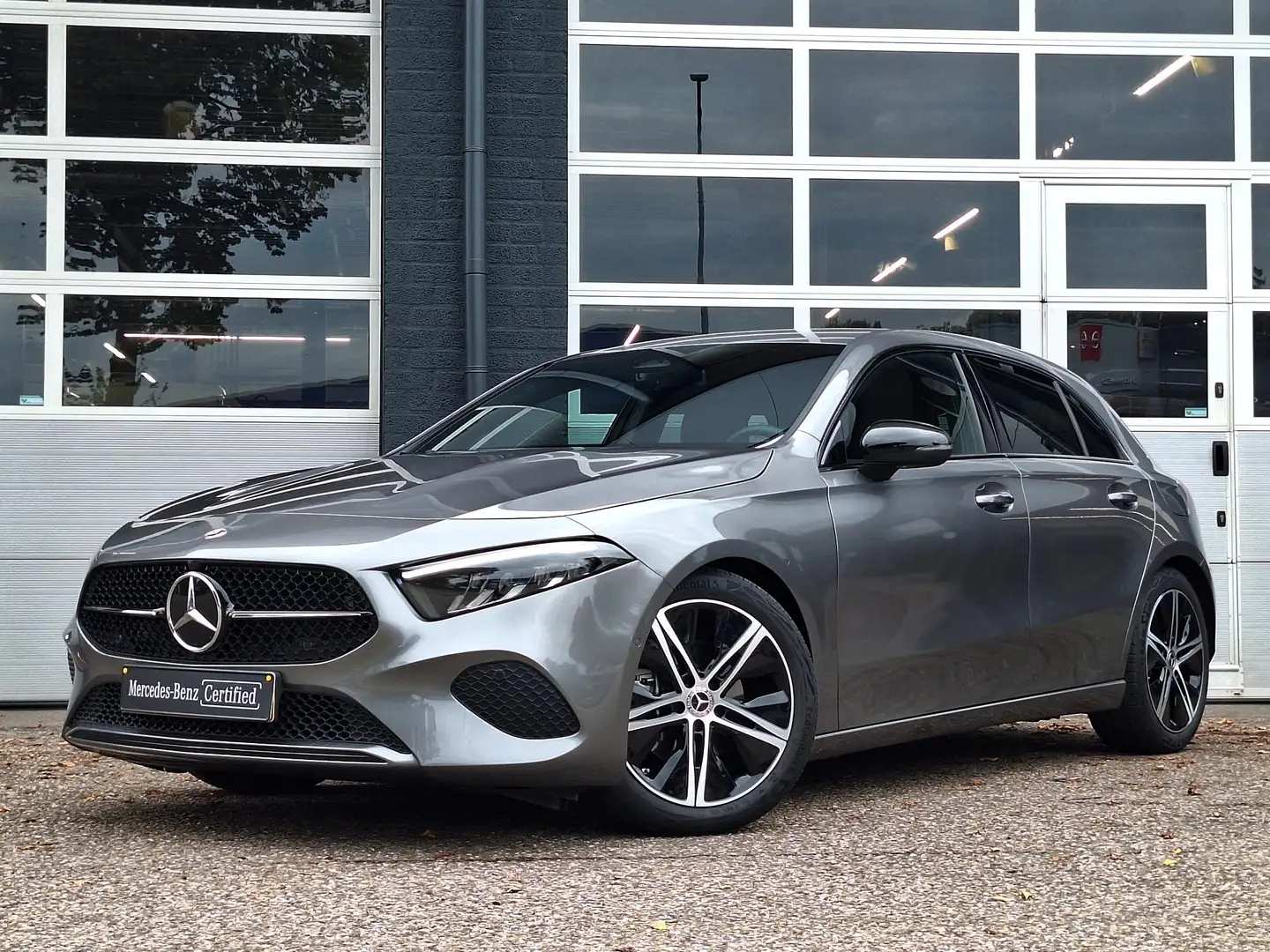 Mercedes-Benz A 180 Star Edition Luxury | Night Pakket | Achteruitrijc Grijs - 2