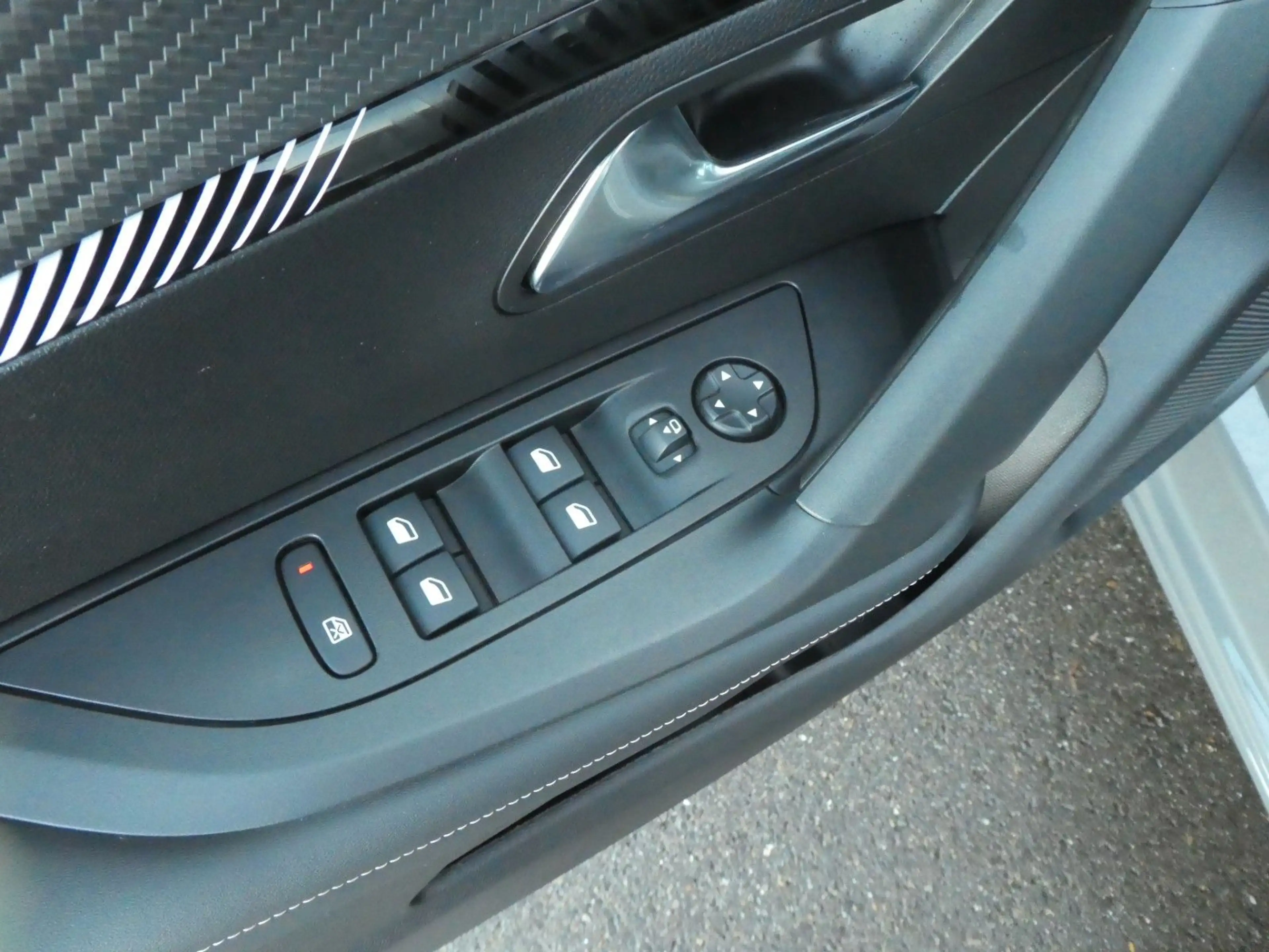 Peugeot 2008 Allure, Klima, SHZ, PDC, DAB, LED — photo 13