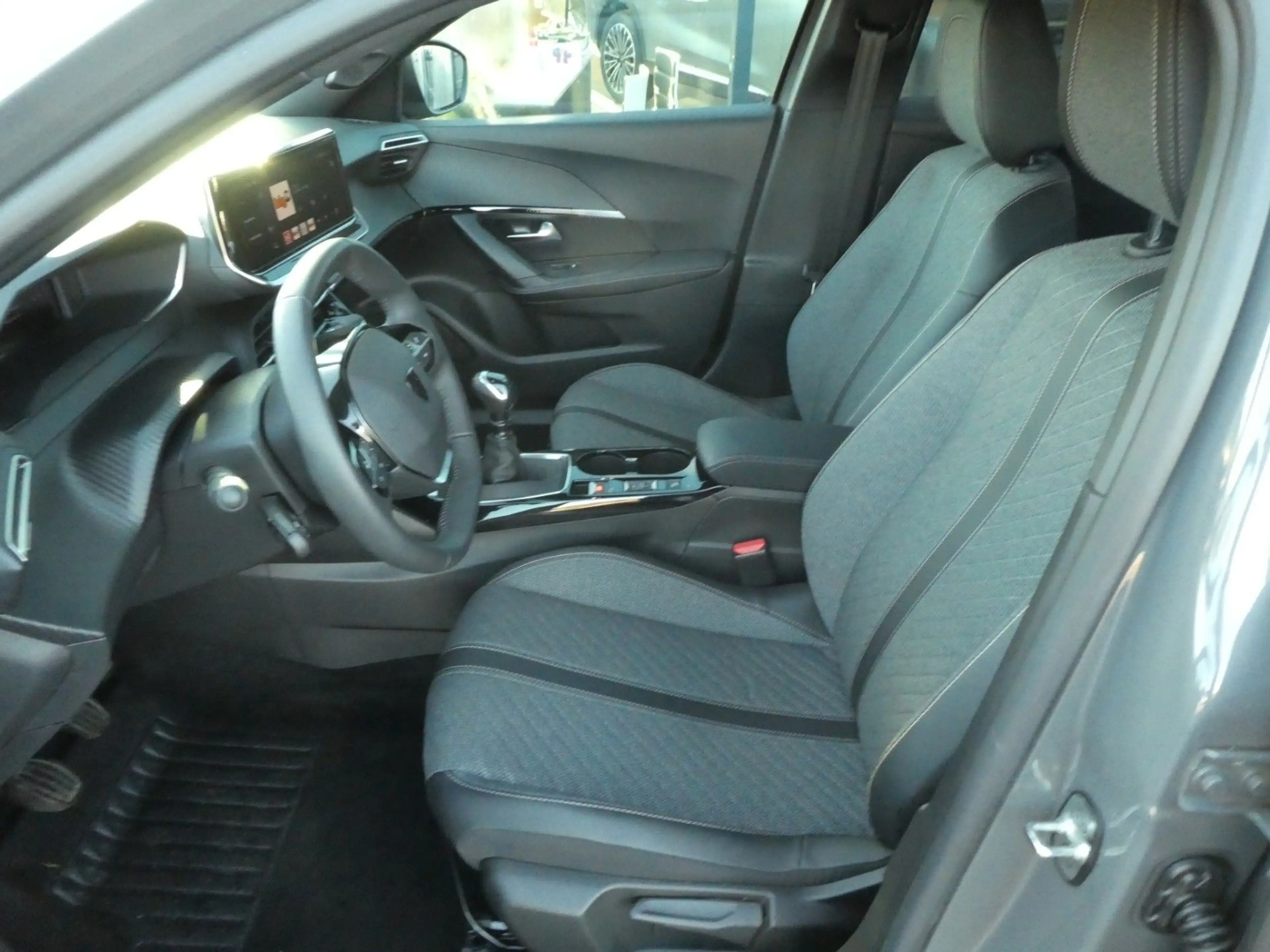 Peugeot 2008 Allure, Klima, SHZ, PDC, DAB, LED — photo 10