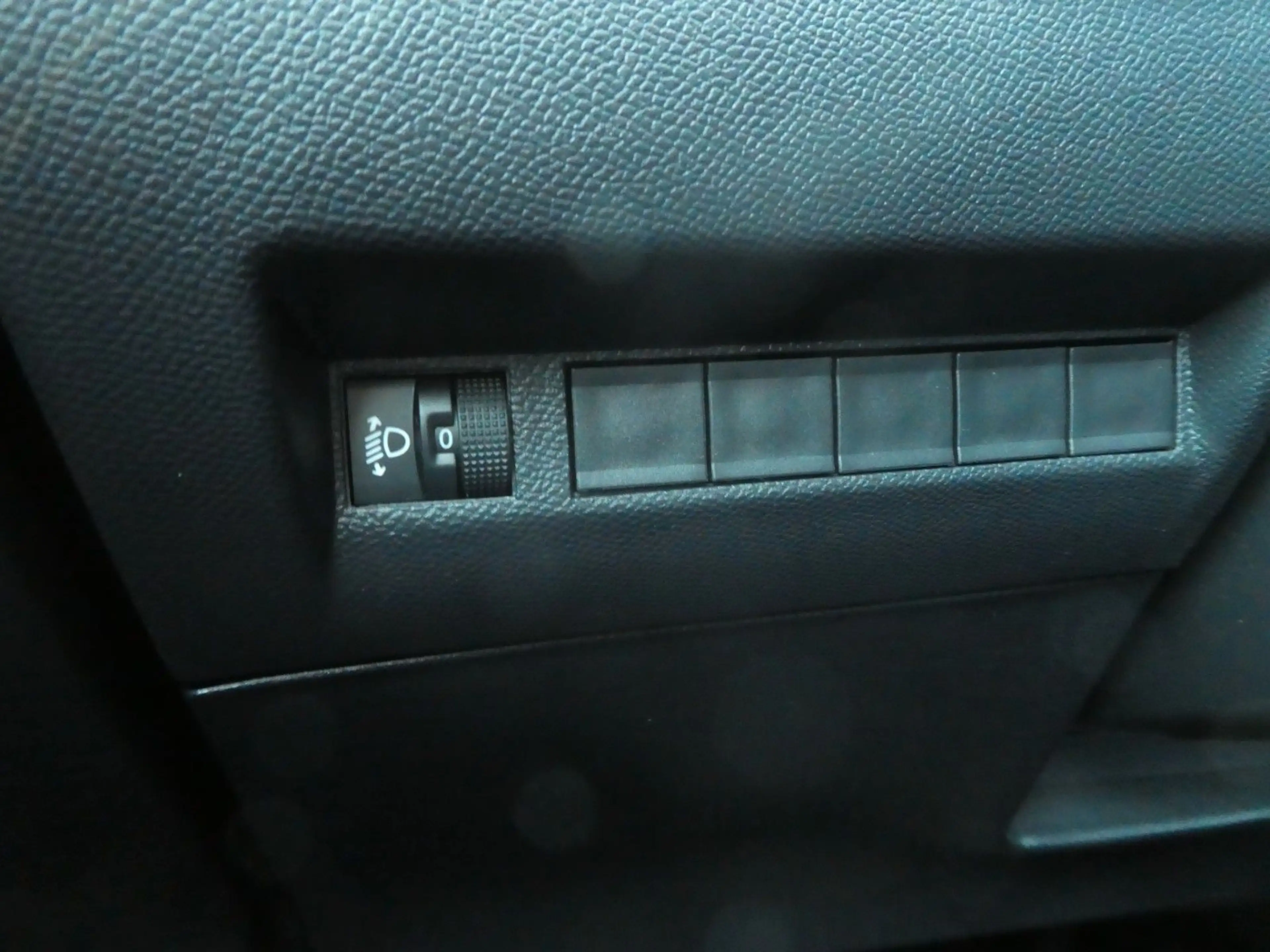 Peugeot 2008 Allure, Klima, SHZ, PDC, DAB, LED — photo 15