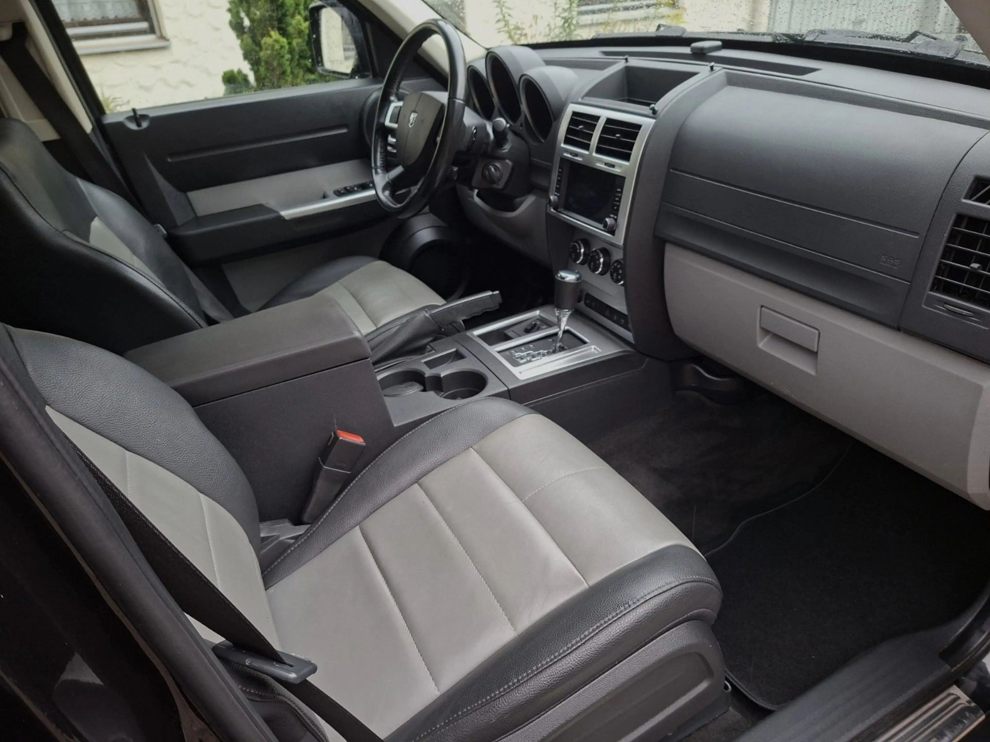 Dodge Nitro SXT — photo 3