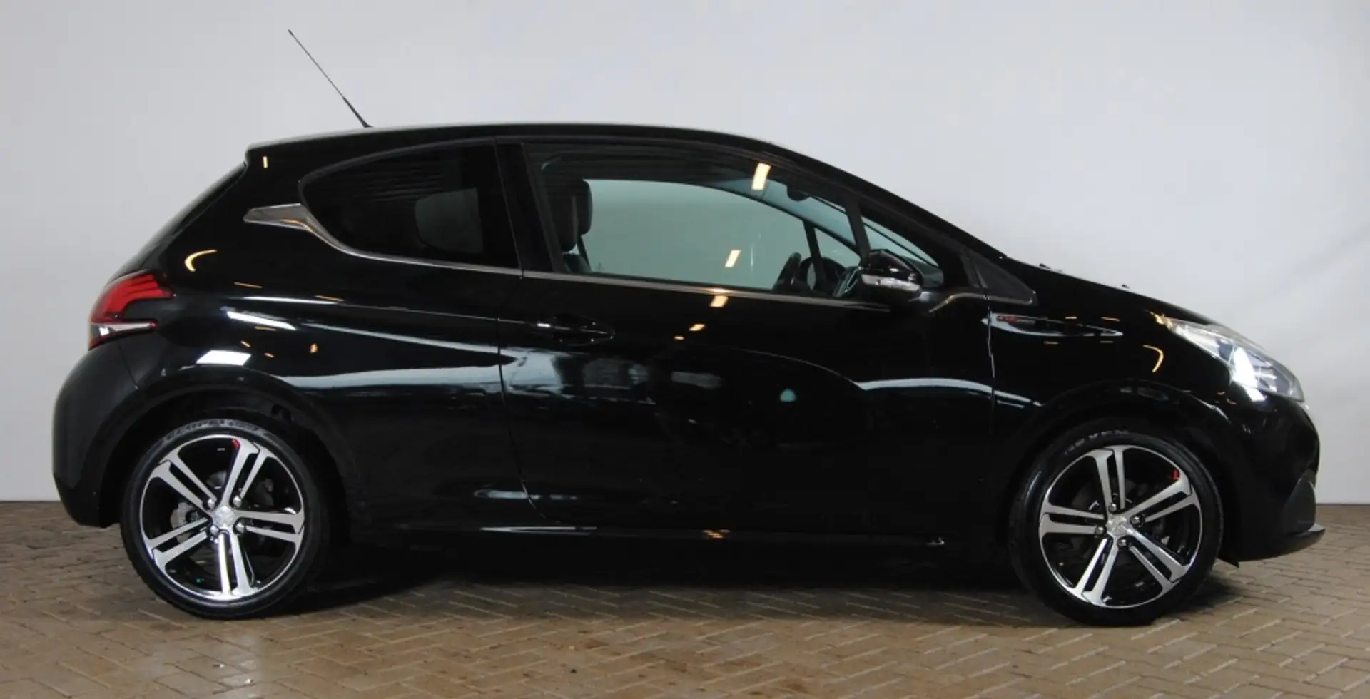 Peugeot 208 || 6 maanden garantie! 1.2 PureTech GT-line Noir - 2