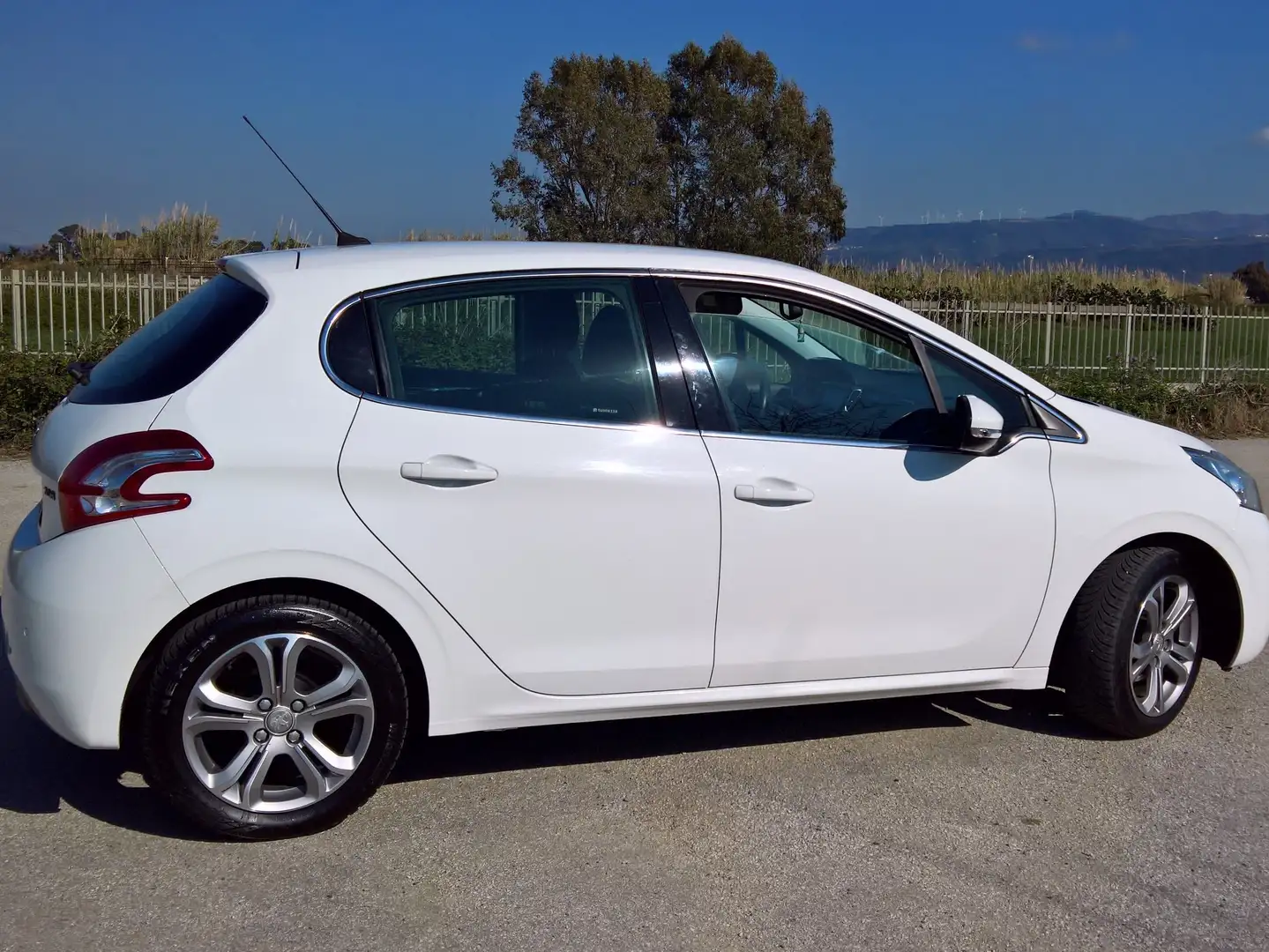 Peugeot 208 208 I 2012 5p 1.4 hdi 8v Allure Bianco - 2