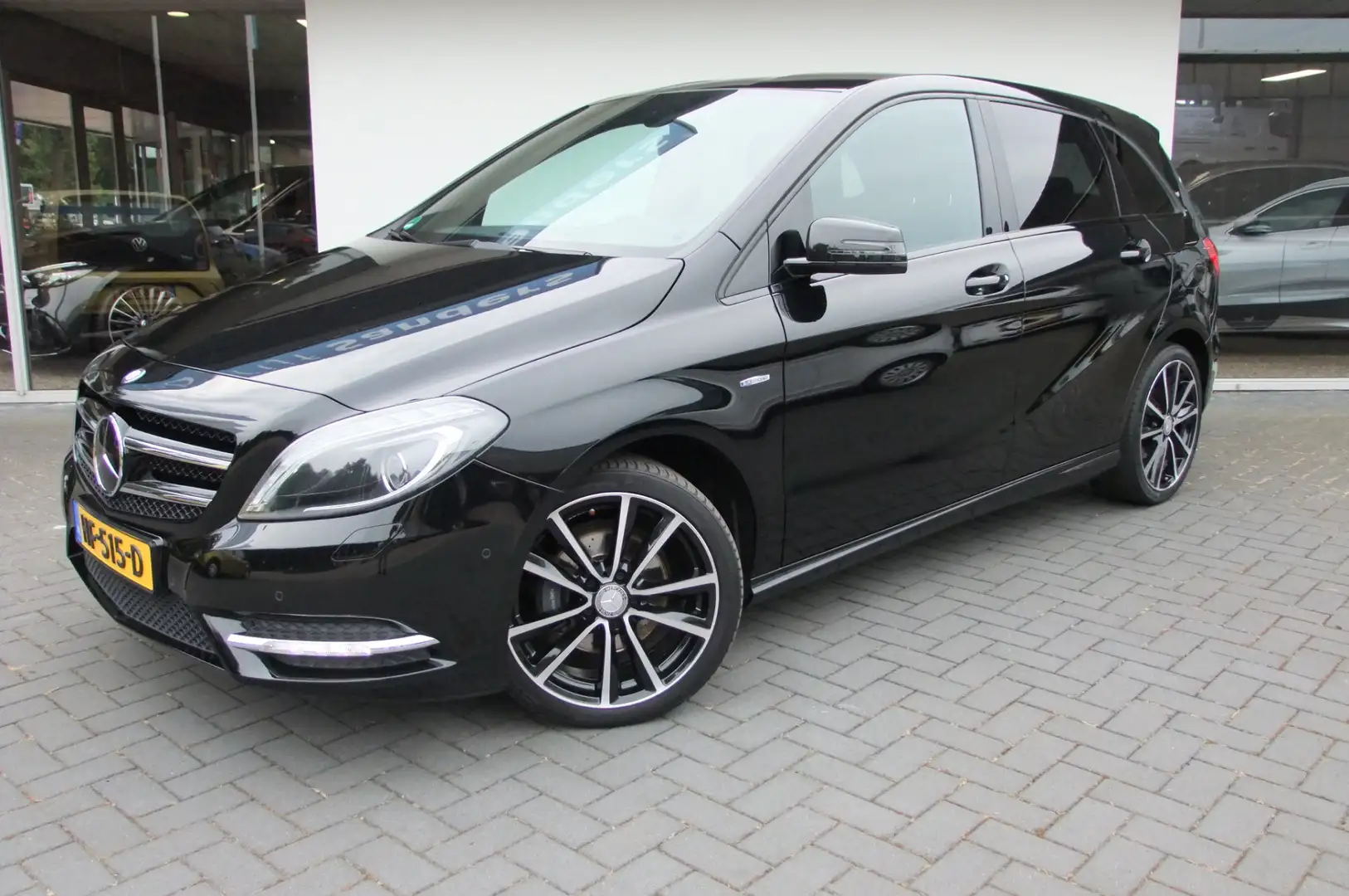 Mercedes-Benz B 180 Ambition / Night pakket / Camera/ Afneembare trekh Zwart - 2