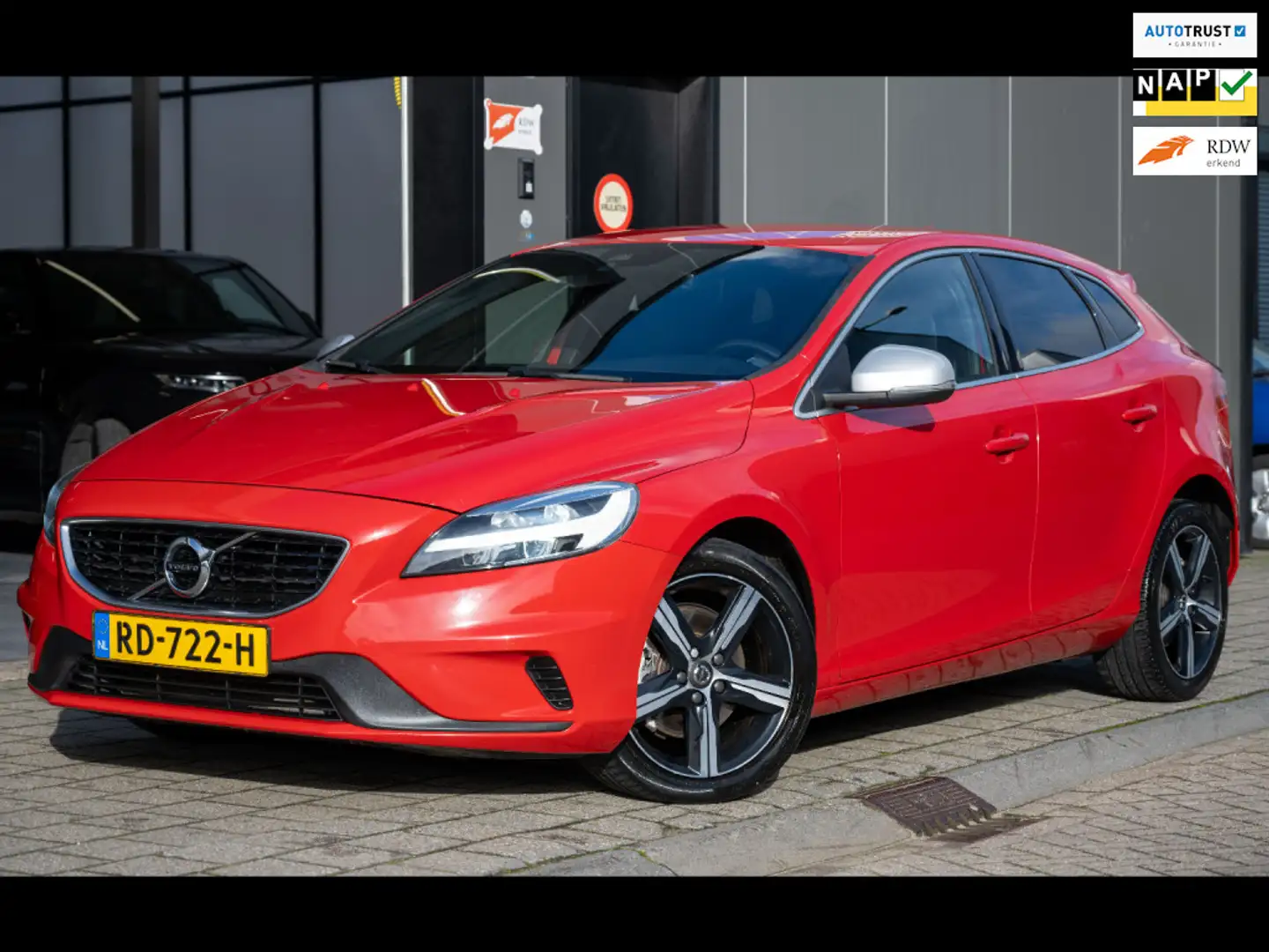 Volvo V40 2.0 T4 Business Sport|R-DESIGN|LEDER/ALCANTARA Rot - 1