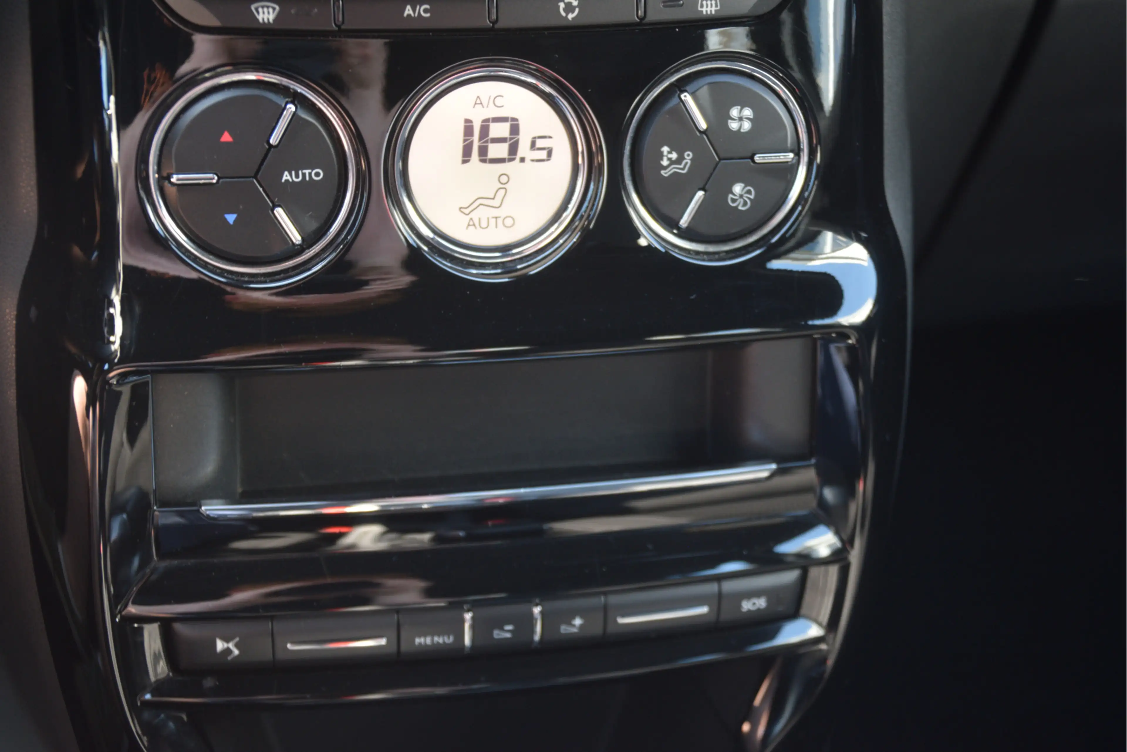 DS Automobiles DS 3 1.2 PureTech So Chic Navi | LMV | Clima | PDC | Bl — photo 17