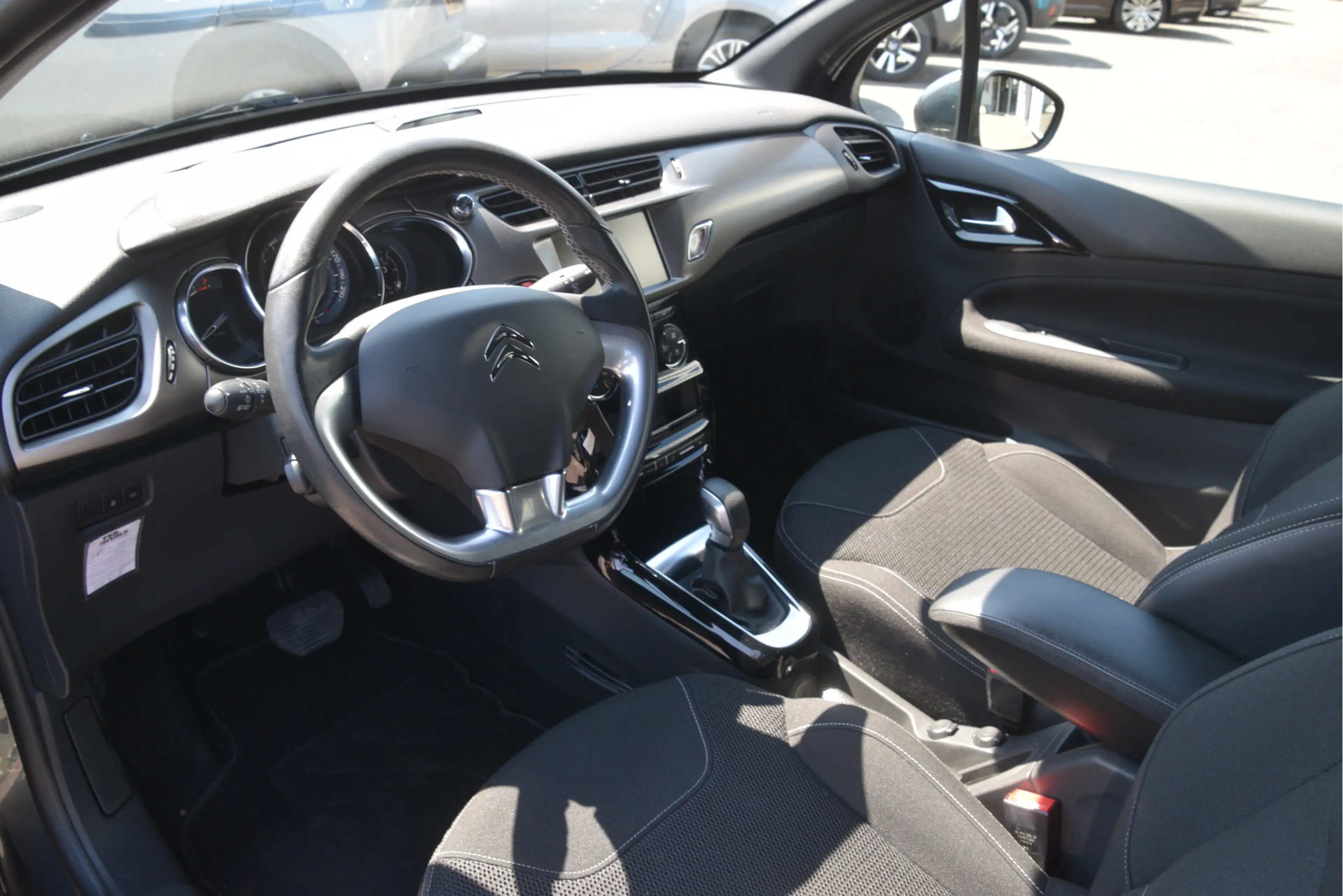 DS Automobiles DS 3 1.2 PureTech So Chic Navi | LMV | Clima | PDC | Bl — photo 7