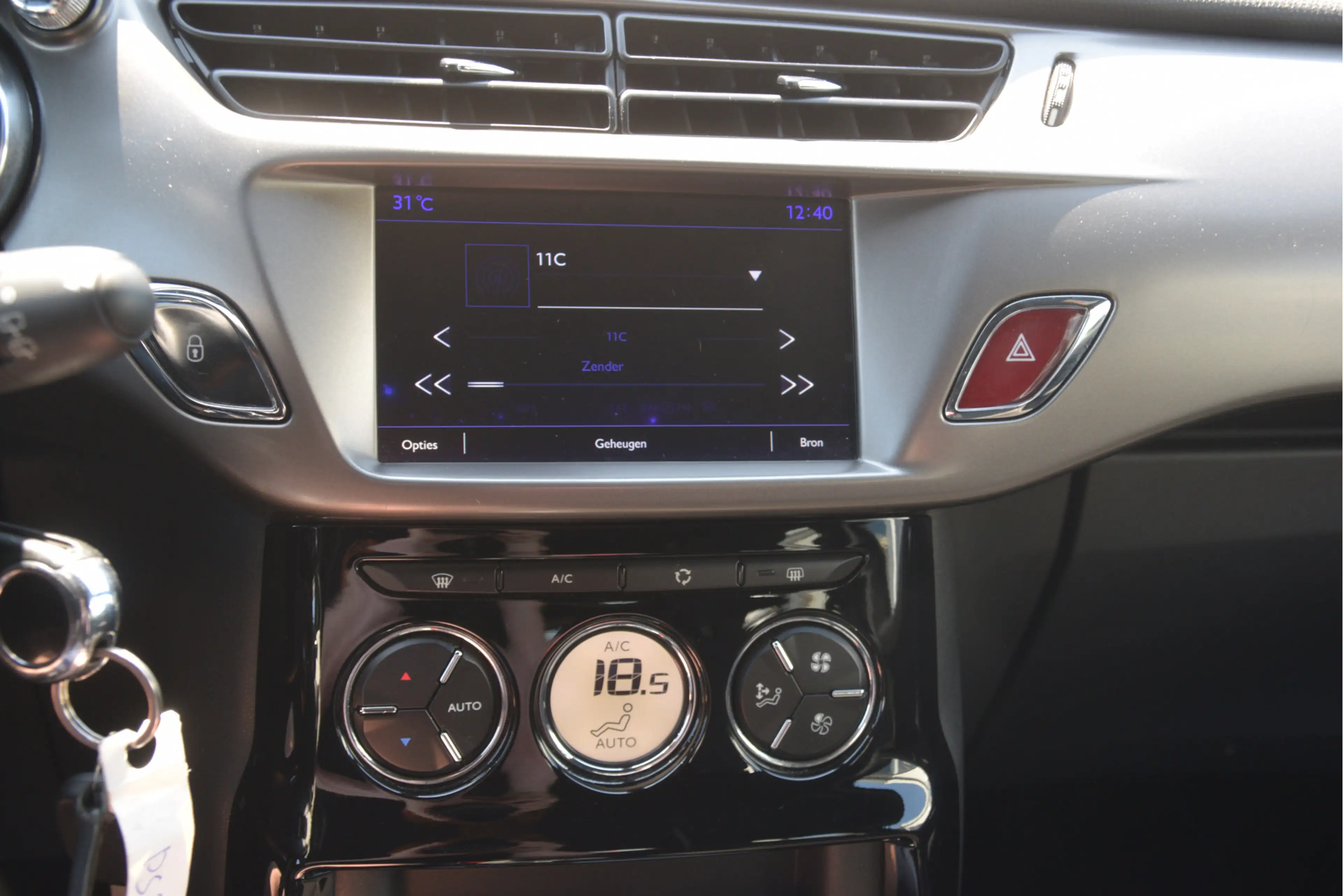 DS Automobiles DS 3 1.2 PureTech So Chic Navi | LMV | Clima | PDC | Bl — photo 16