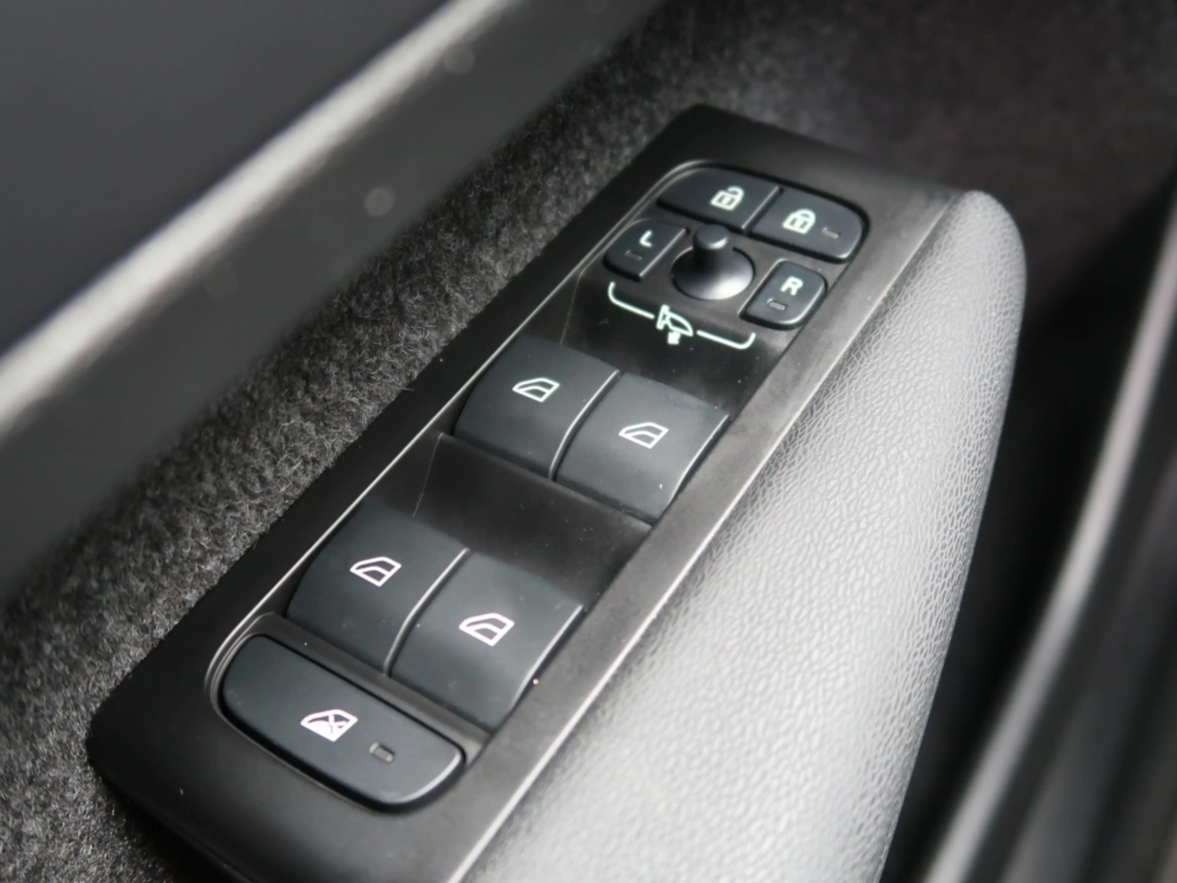 Volvo XC40 T4 R Design Recharge Plug-In Hybrid — photo 15