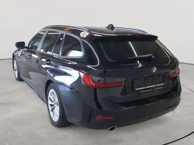 BMW 3 Series view 5
