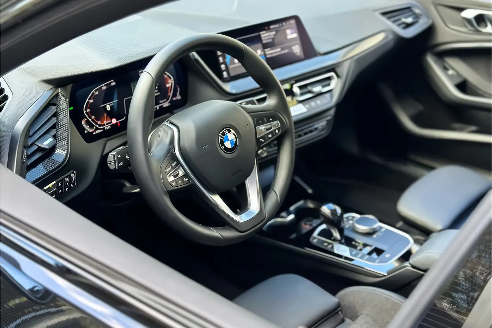 BMW 118 1-serie 118i Sport Line Exec. | Sfeer | Carplay !! Zwart - 2