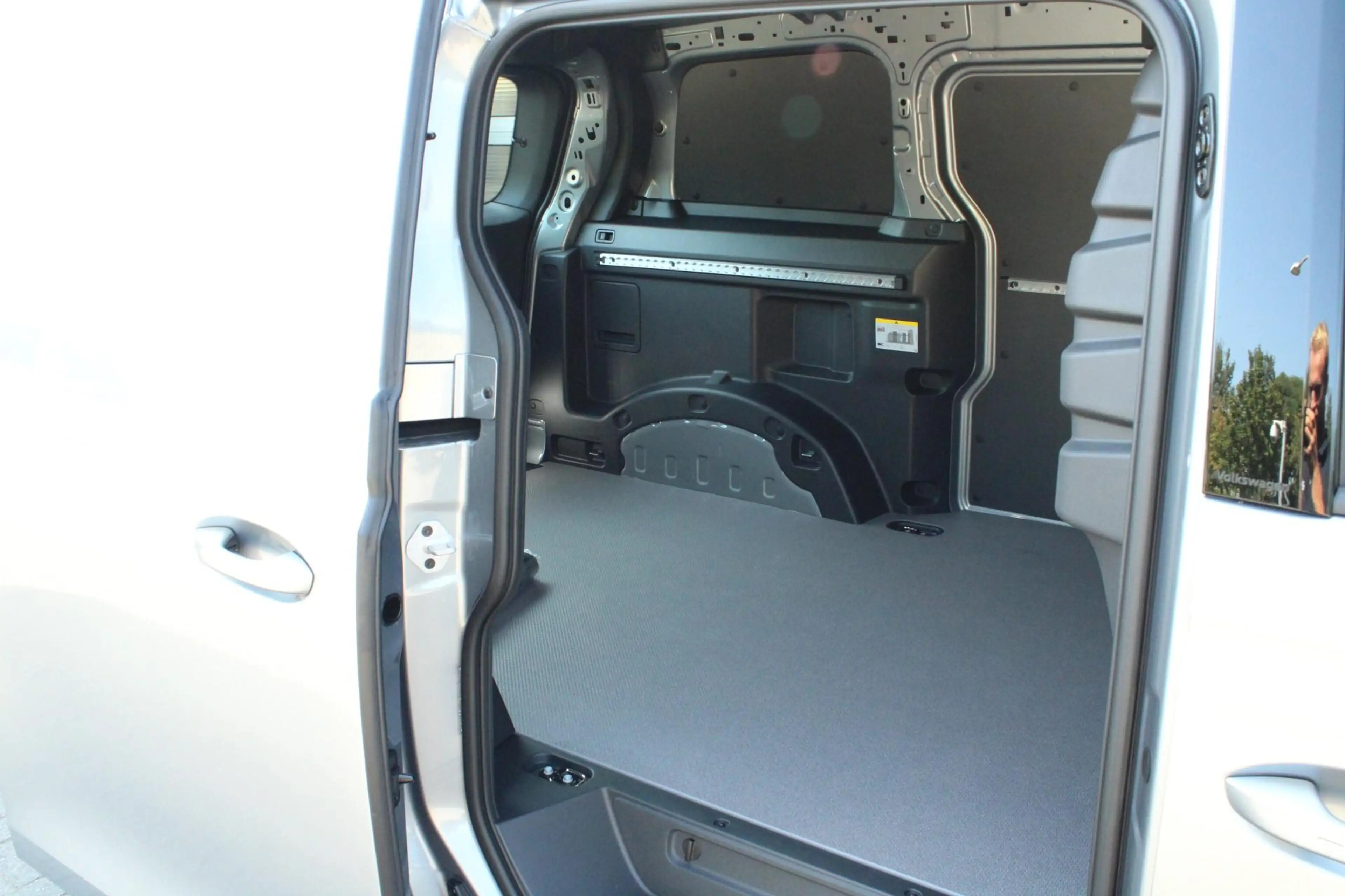 Volkswagen ID. Buzz Cargo 340pk Bulli Limited Edition 79 kWh 4MOTION | Clima — photo 5