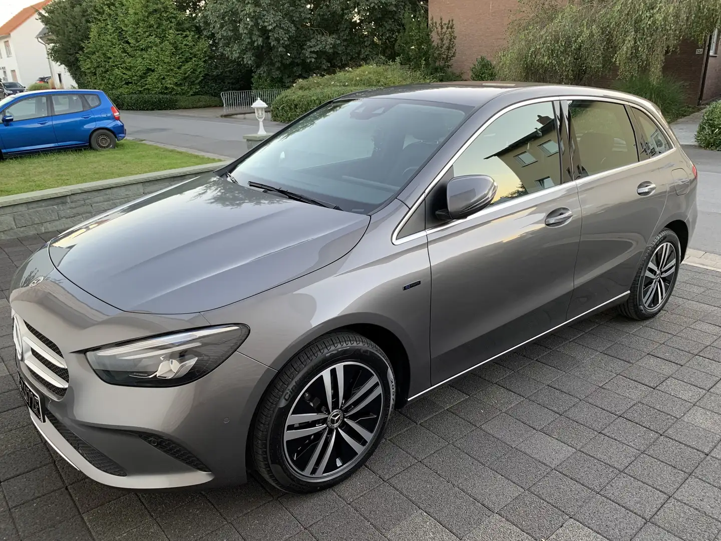 Mercedes-Benz B 250 B 250 e 8G-DCT Progressive Šedá - 1