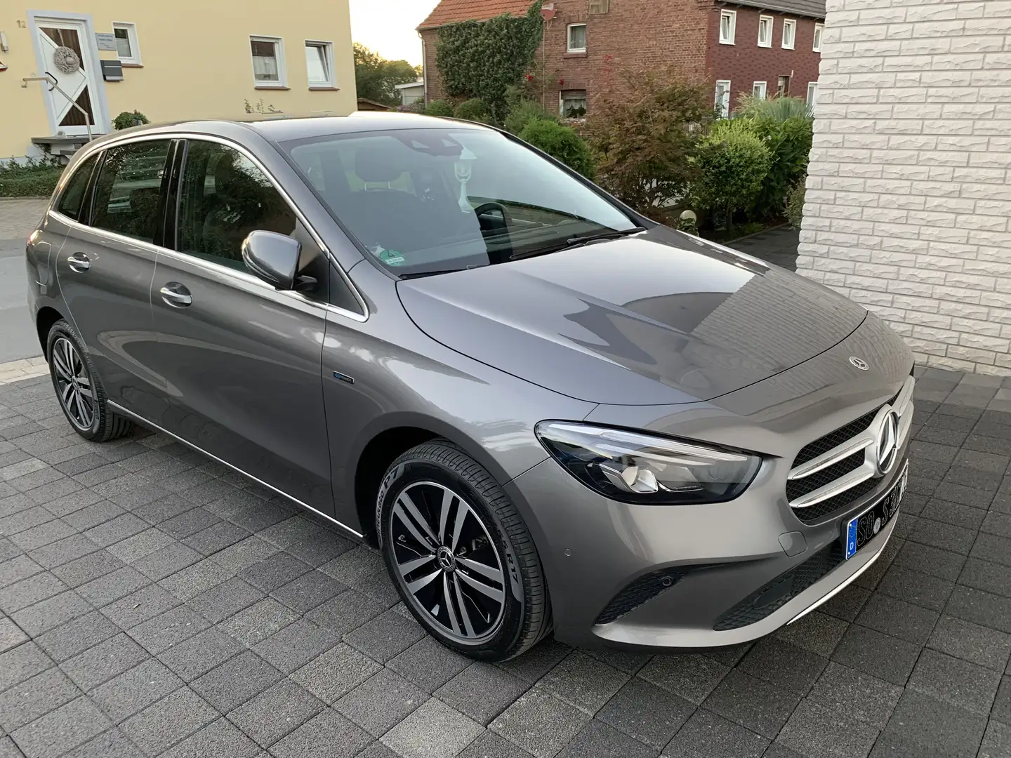 Mercedes-Benz B 250 B 250 e 8G-DCT Progressive Šedá - 2