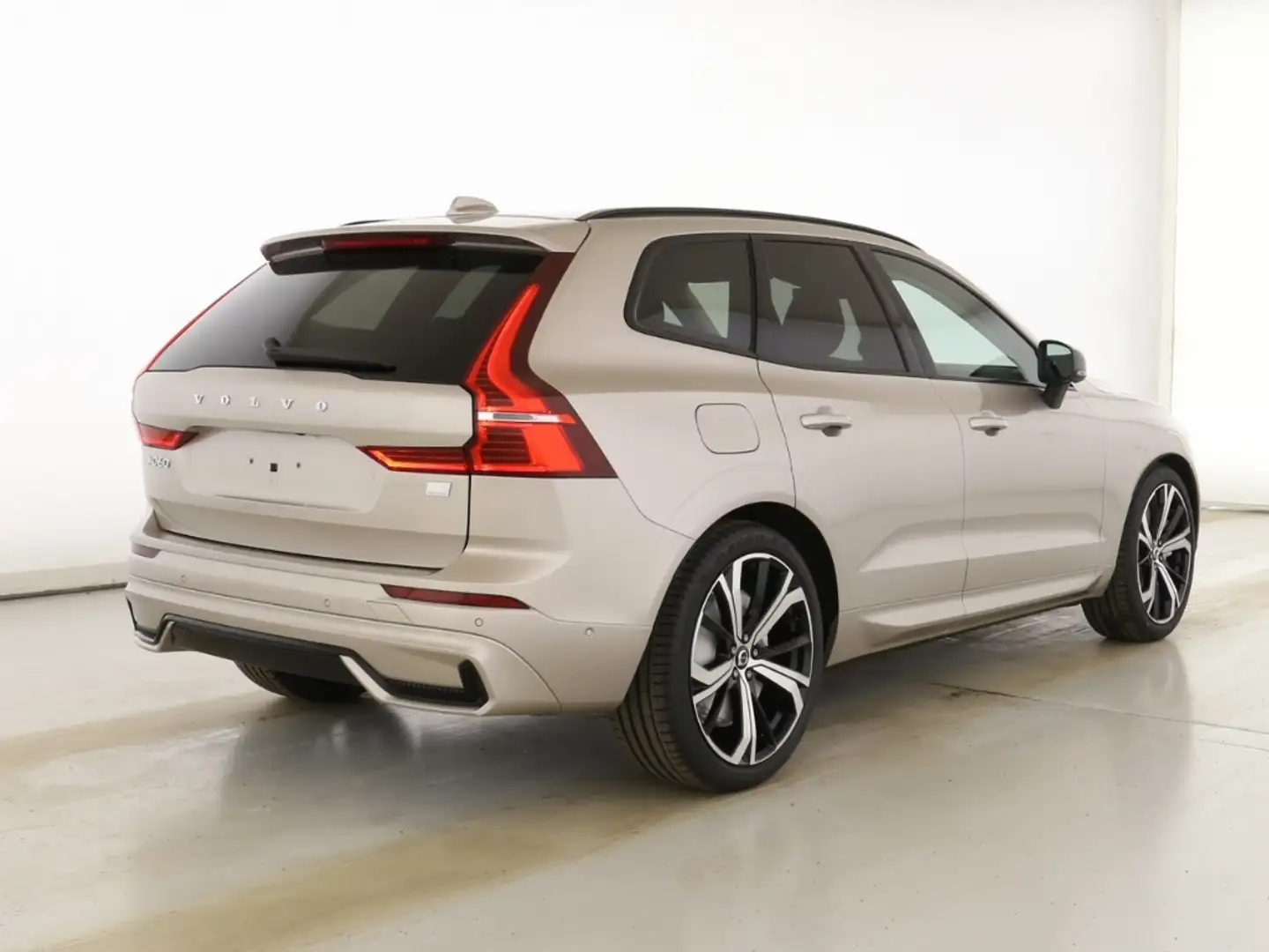 Volvo XC60 Plus Dark Recharge Plug-In Hybrid AWD T6 Twin Engi Grijs - 2
