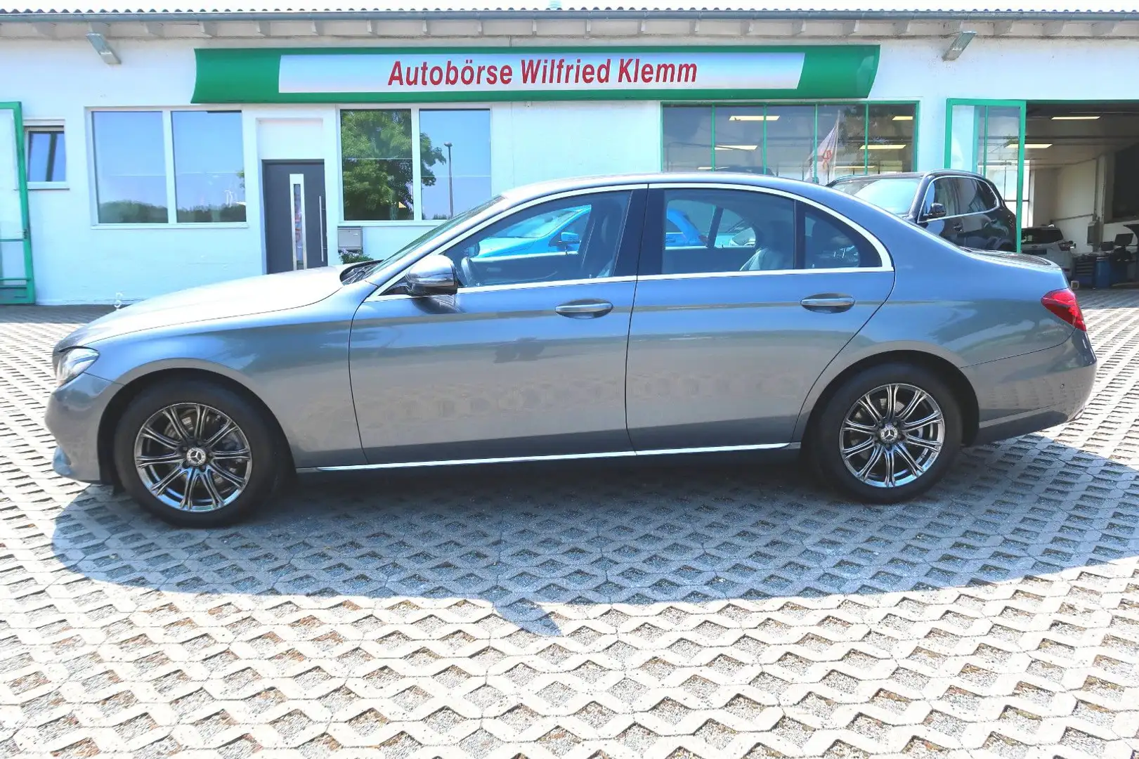 Mercedes-Benz E 200 A"4MATIC"AVANTGARDE"AHK"LED"ACC"Leder"1HdSh Grijs - 1