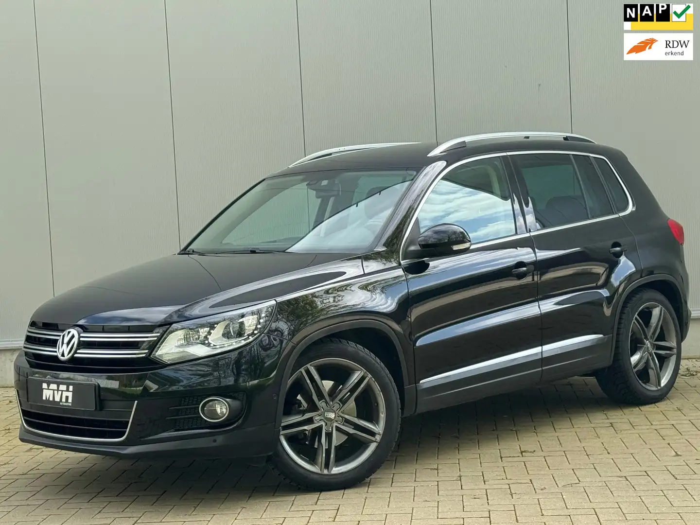Volkswagen Tiguan 2.0 TSI Sport&Style 4Motion - DSG - Navi - Camera Zwart - 1