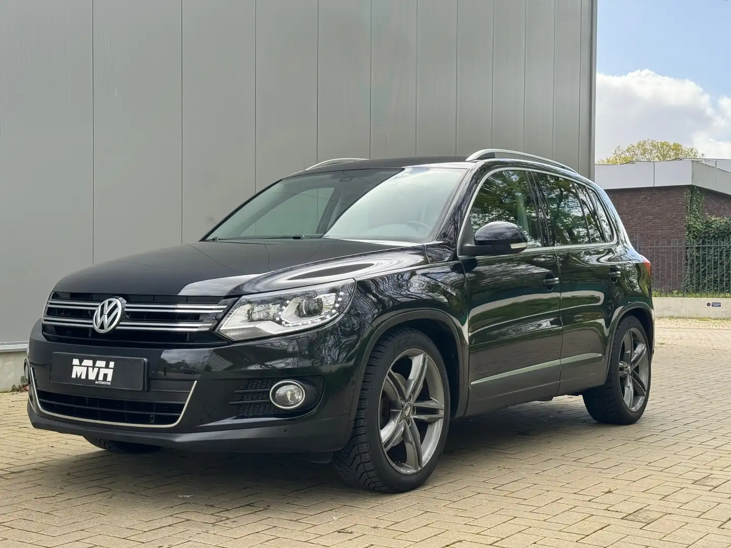 Volkswagen Tiguan 2.0 TSI Sport&Style 4Motion - DSG - Navi - Camera Zwart - 2