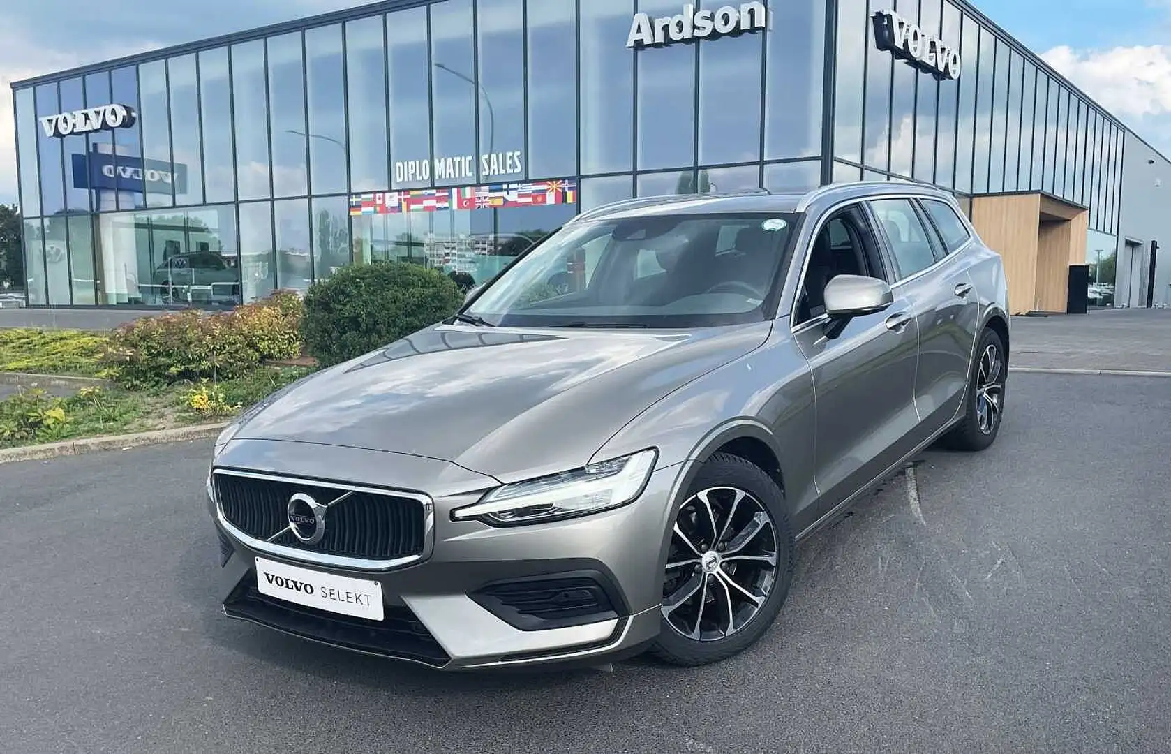 Volvo V60 Momentum Pro D3 Automatique Gris - 1