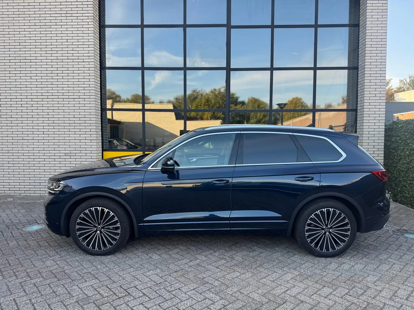 Volkswagen Touareg Full Options!! IQ Led, Soft close, Trekhaak, Lucht Blau - 2