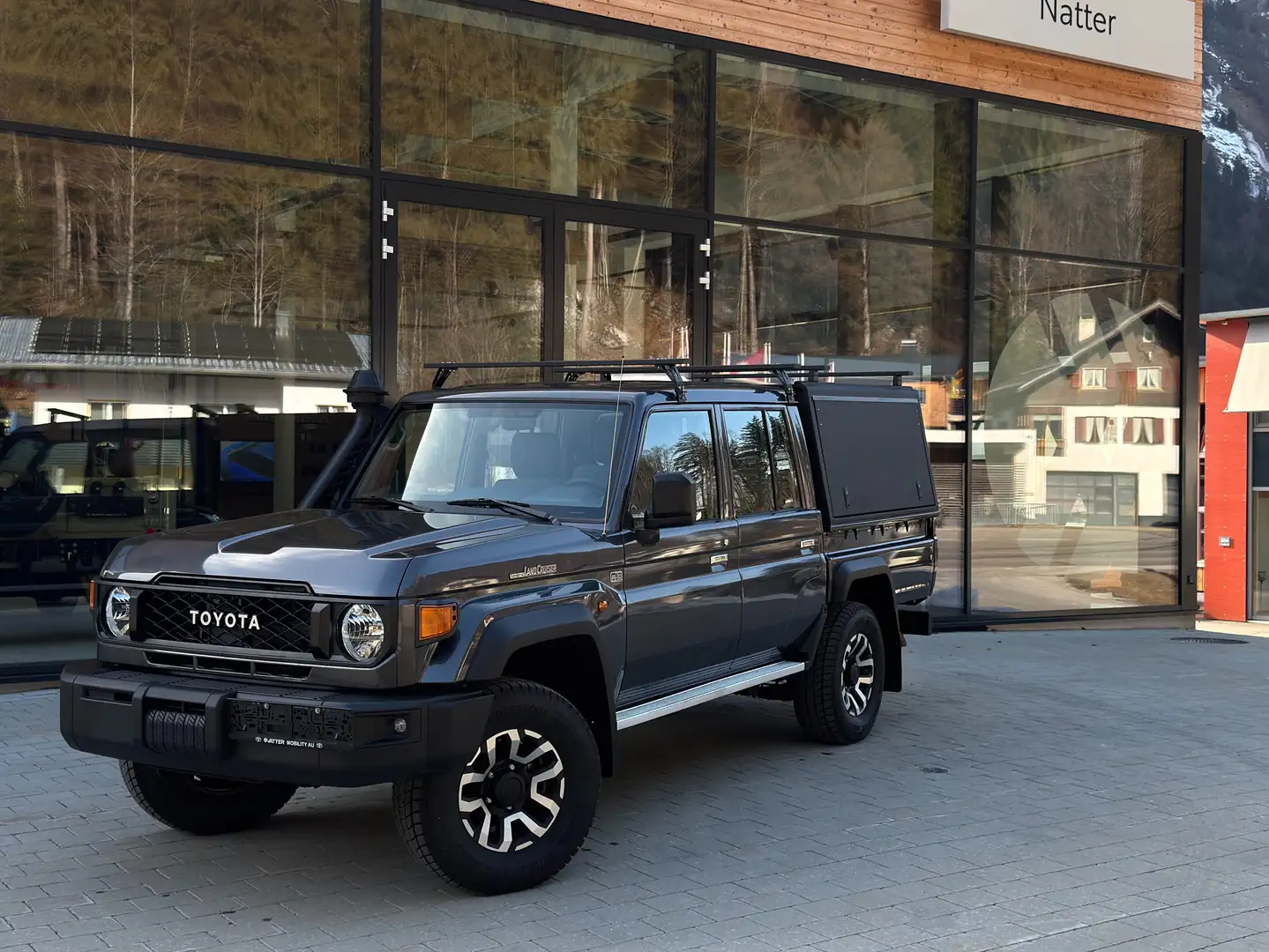 Toyota Land Cruiser Land Cruiser GRJ 79 Double Cab Advanced 6-AT Grau - 1