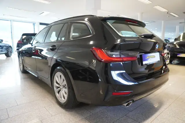 BMW 3 Series view 4