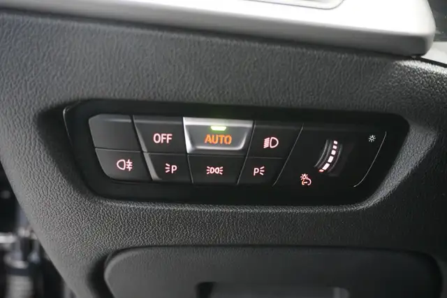 BMW 3 Series view 14