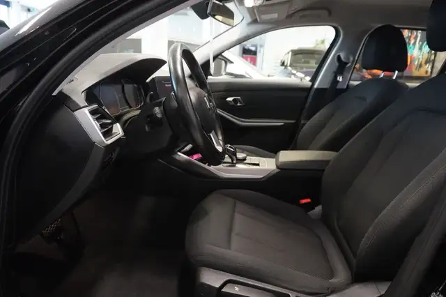 BMW 3 Series view 8
